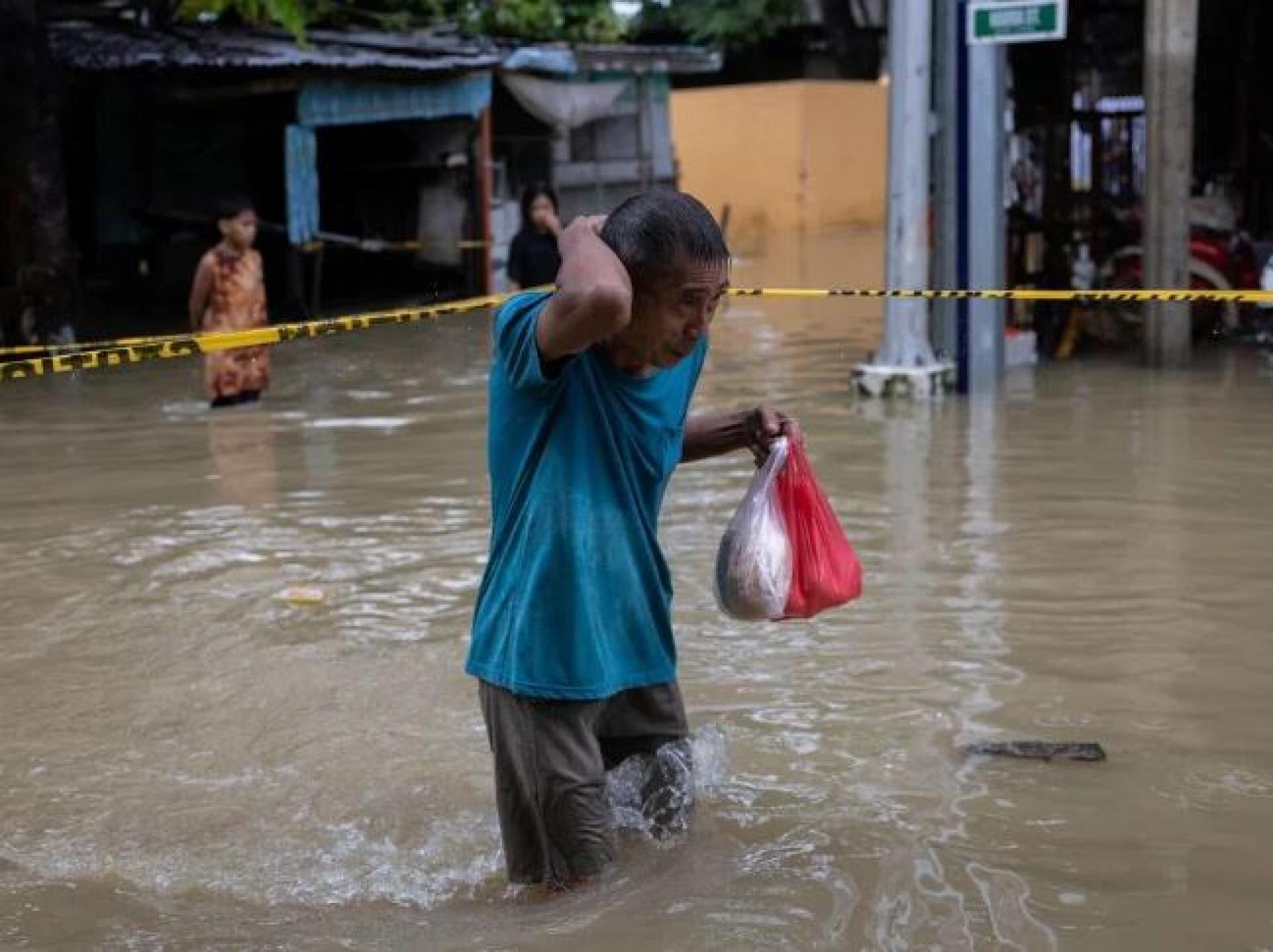 受台风“白海豚”与西南季风叠加影响，菲律宾8月上旬多地遭暴雨侵袭，吕宋岛奎松市出现严重淹水。