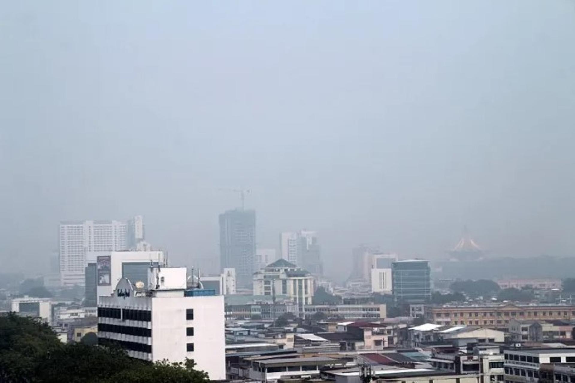 古晋烟霾笼罩的城市天际线档案照。