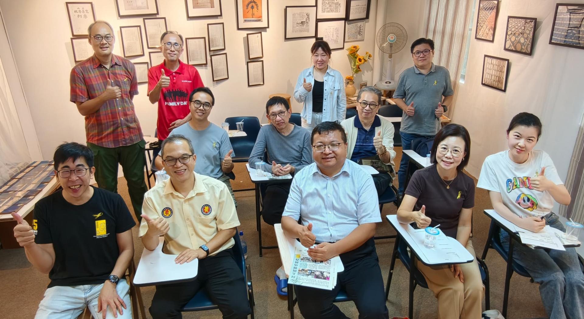 《战前马来亚华侨华人学校与汉文报刊：一个互动的文化网络》圆满举行，吸引学术研究领域的专业人士出席。前排左起沈国明、黄恩锦、李奎、伍燕翎；最后一排左起孙天洋、陈志强，以及庄迪澎（最后一排右1）。