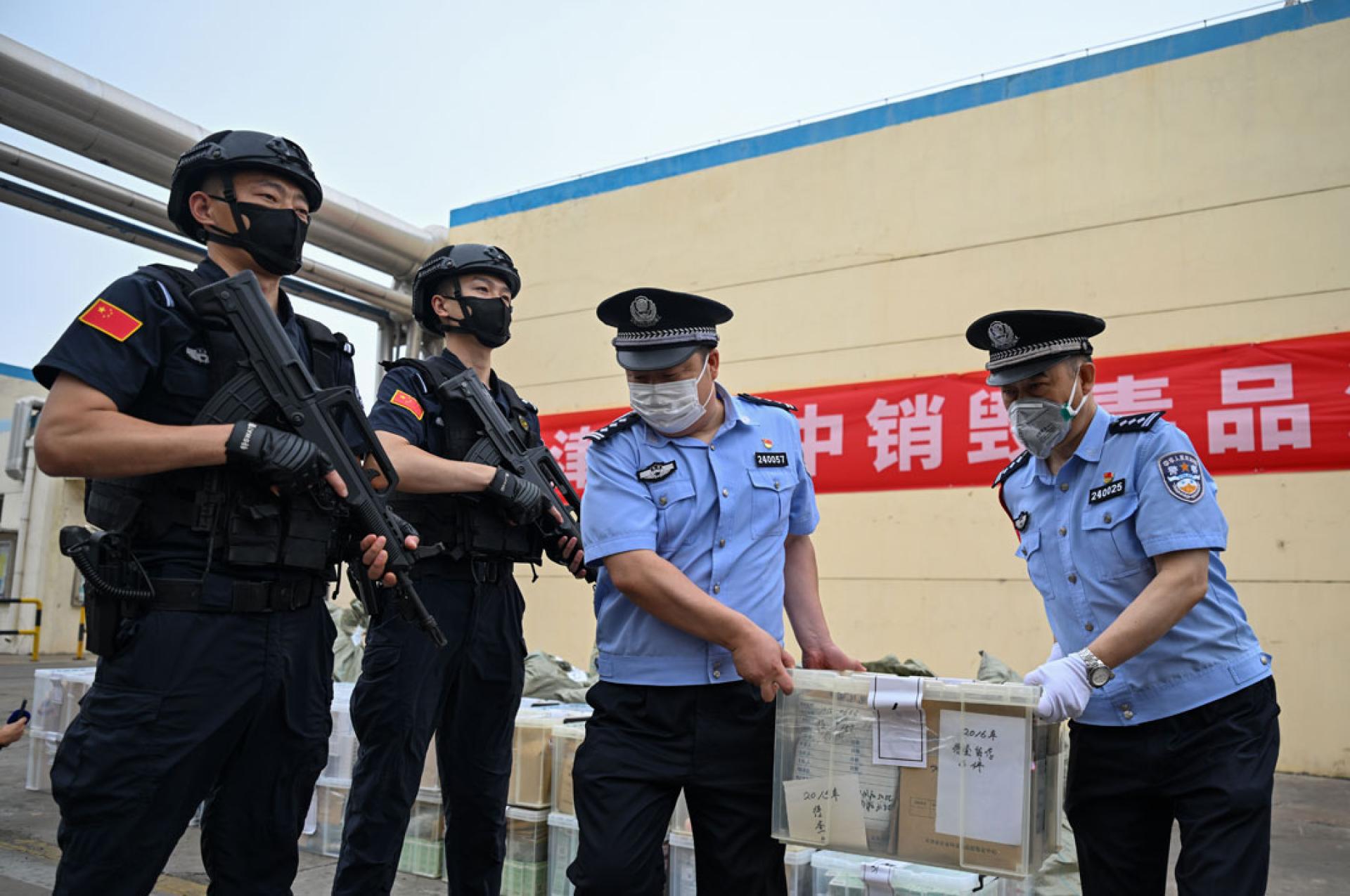 6月3日，天津公安民警将毒品搬运至销毁炉。