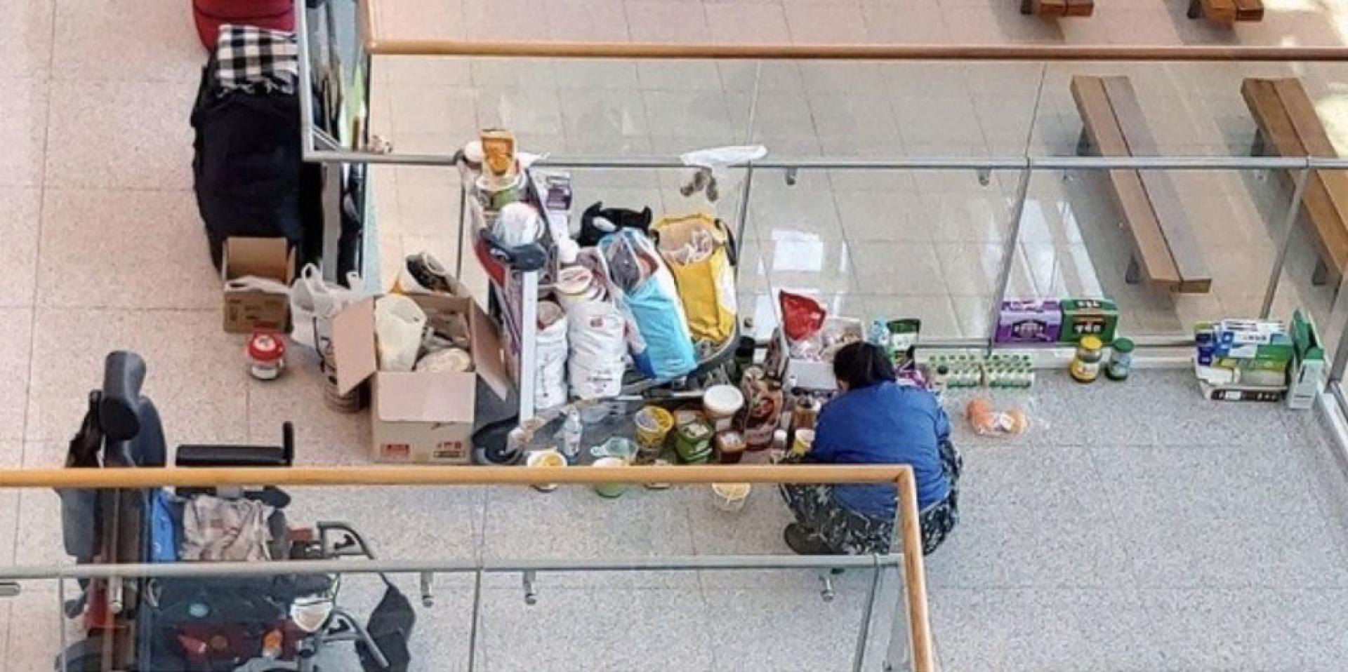 个人物品堆放在机场。