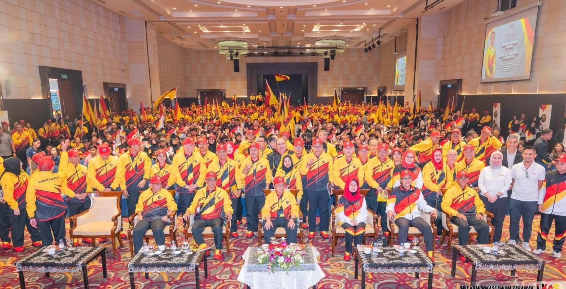 砂总理阿邦佐哈里（中）与砂马运会代表队合影。