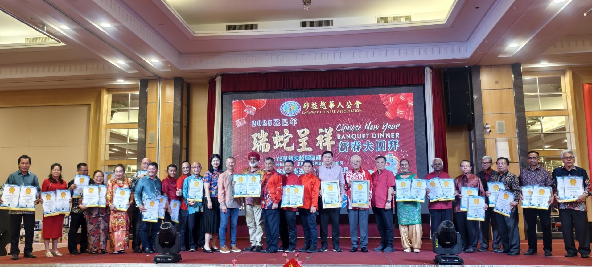 颁发纪念品于马来西亚记录大全赞助商合影。