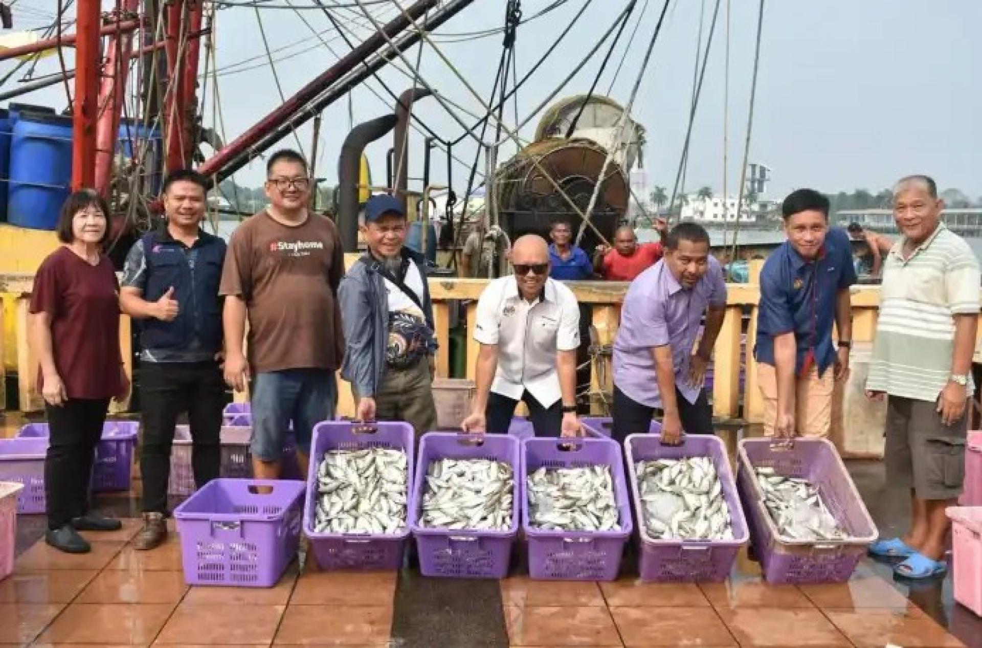 阿都拉曼（前排）等人于2026年8月10日前往民都鲁实地考察，检查当地鱼获上岸活动及砂拉越渔业局在该区的运作。图：TVS