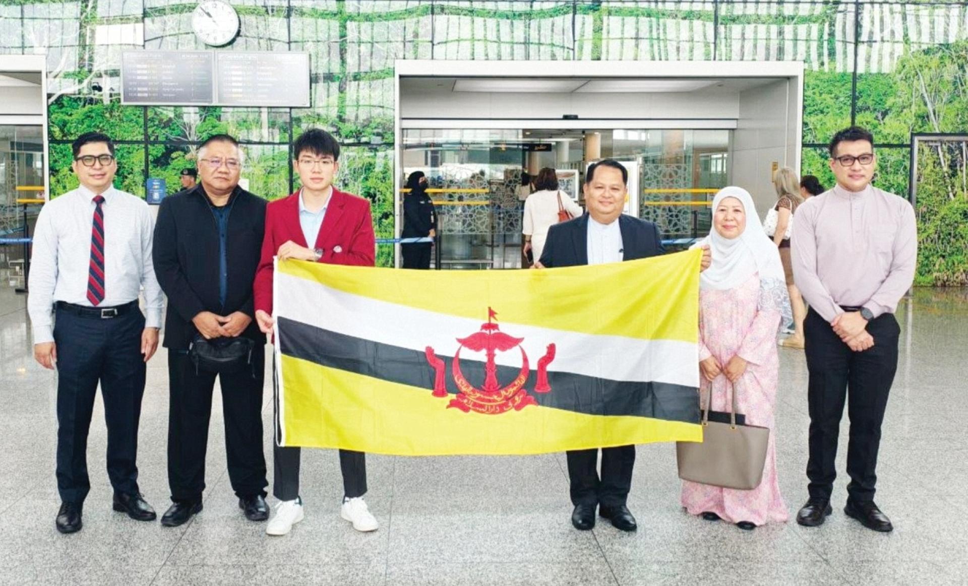 特殊教育局官员到机场为来自马来奕中六中心的学生 Lau Wei Rong（左三）及教育部特殊教育局官员亚户达（右三）送行时合影
