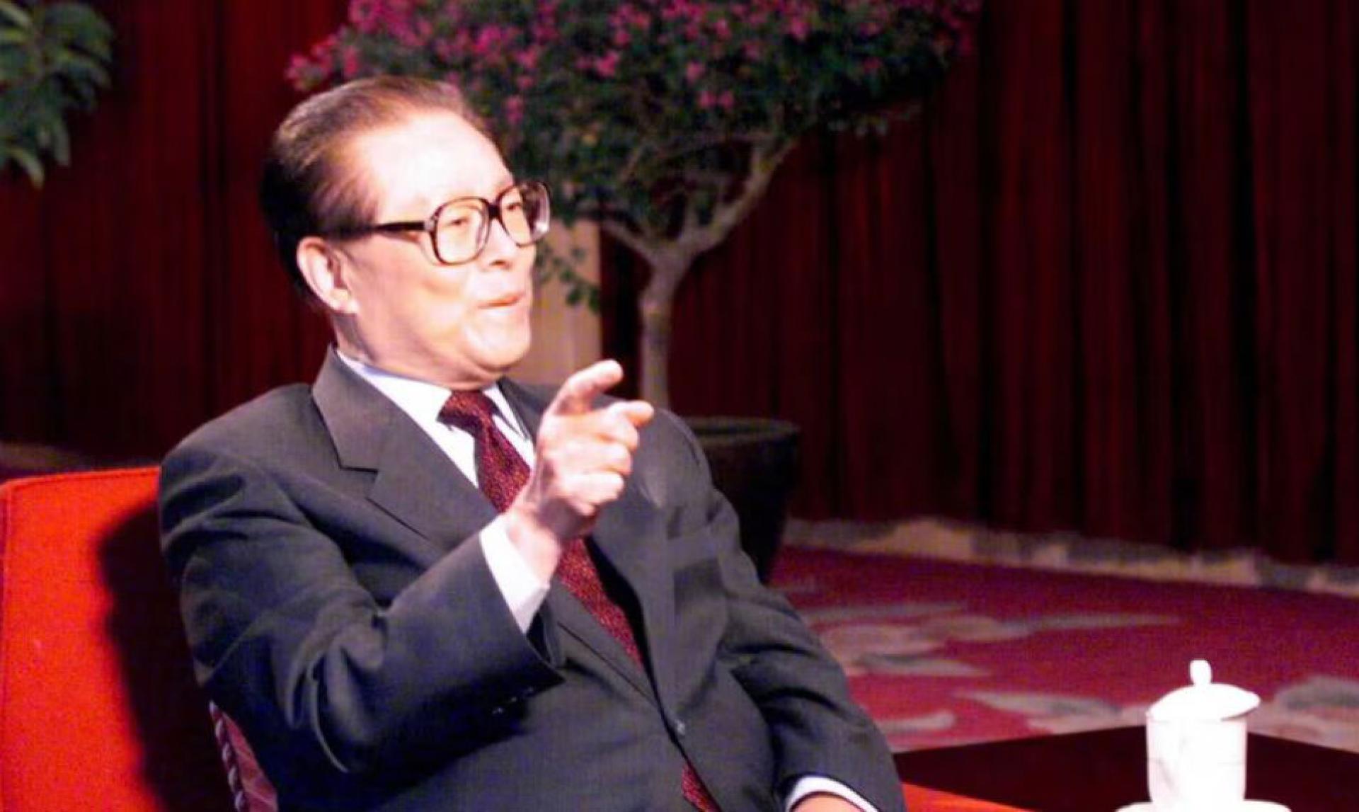 2000年8月15日，当时的中国国家主席江泽民在北戴河海滨度假胜地接受美国《60分钟节目》主持人迈克·华莱士采访。