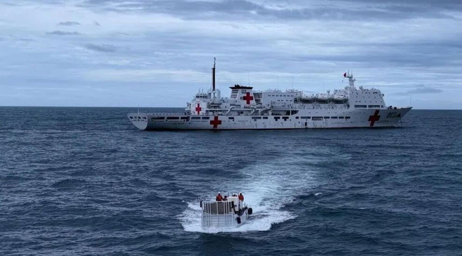 中国海军“丝路方舟”号医院船近日赴南中国海某海域，开展海上卫勤实战化演训。 (解放军南部战区微信公众号）