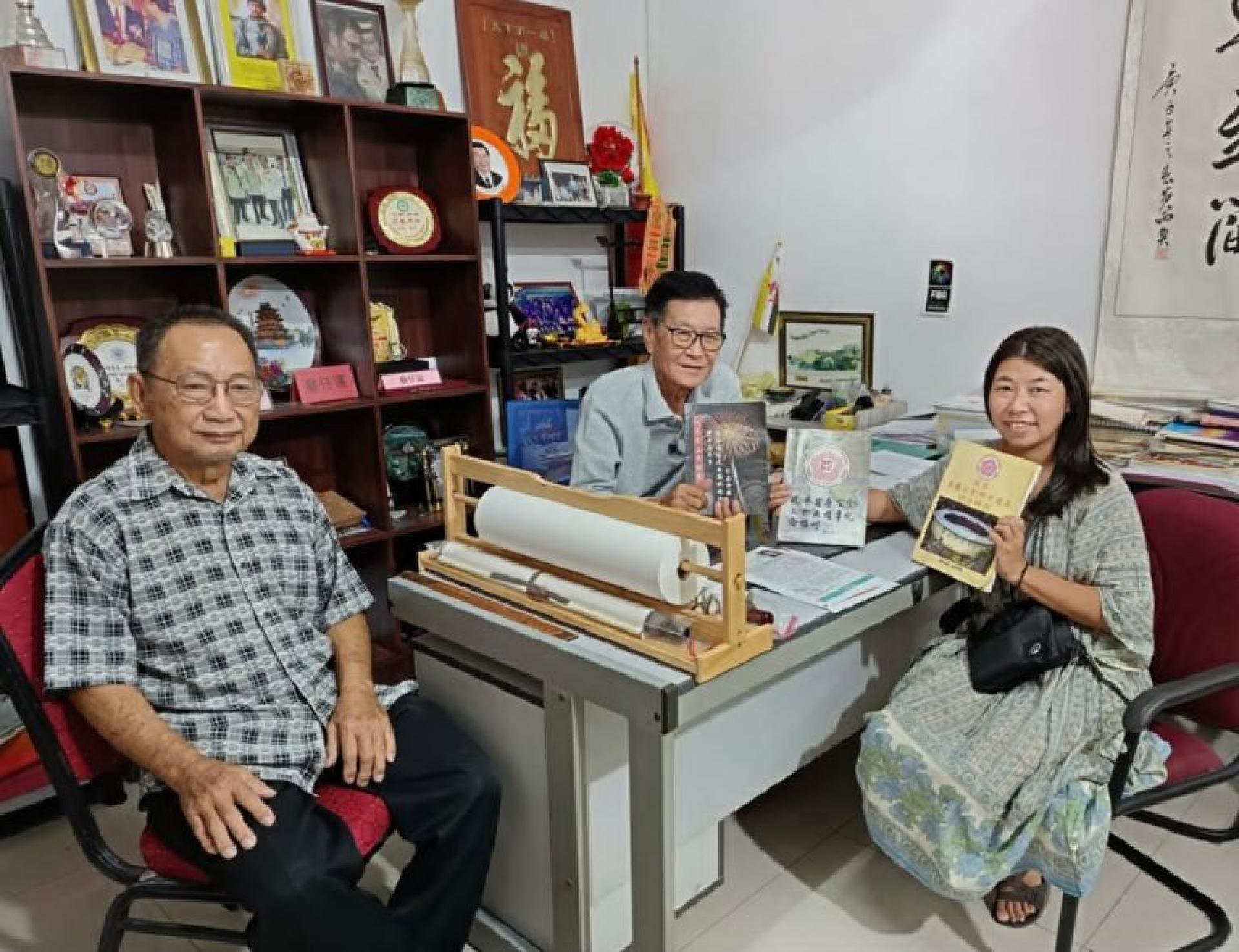 蔡仔运向谢恺娟提供汶莱崇正客联总会珍藏的早期历史资料