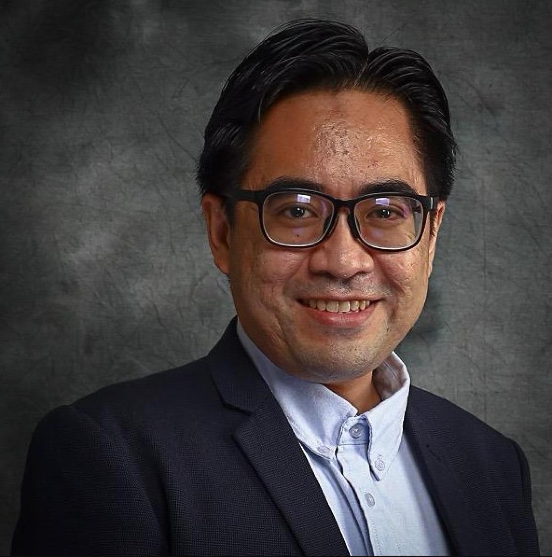 公共卫生专家副教授兼博士赫尔米。