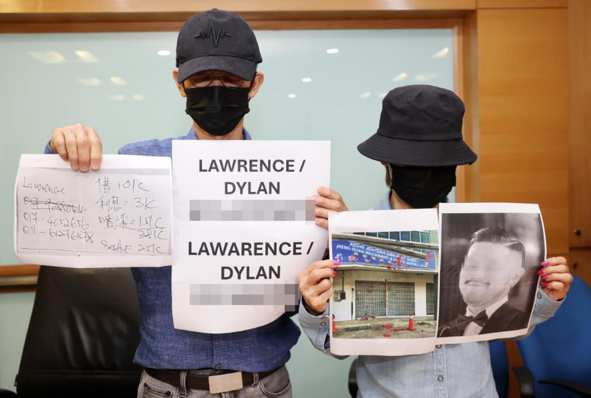 死者双亲手持死者生前照片、店铺遭到泼漆、阿窿名字和讨债数额的图片。
