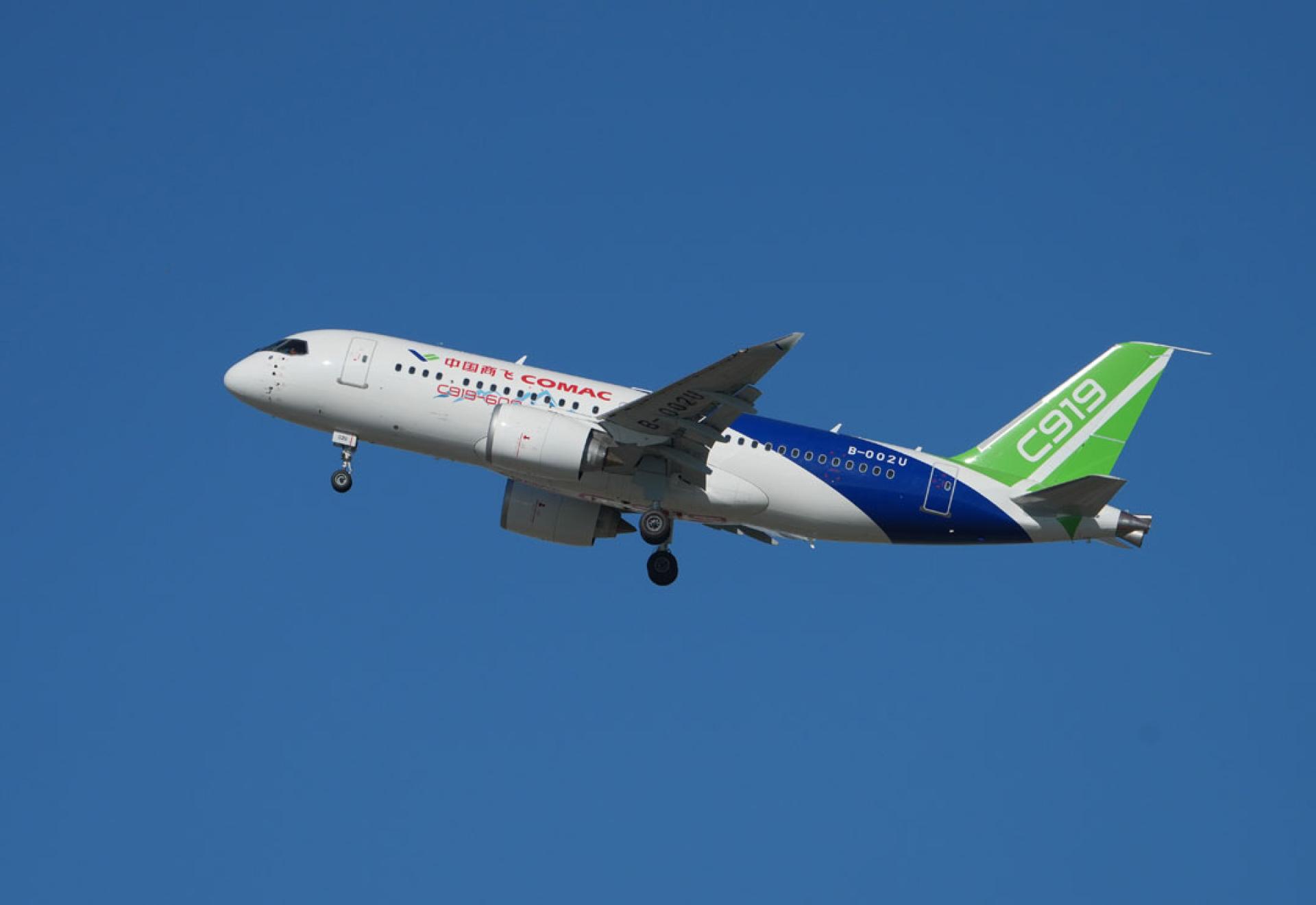 7月29日，C919高原型首架机在上海浦东国际机场完成起降，完成首次飞行试验。