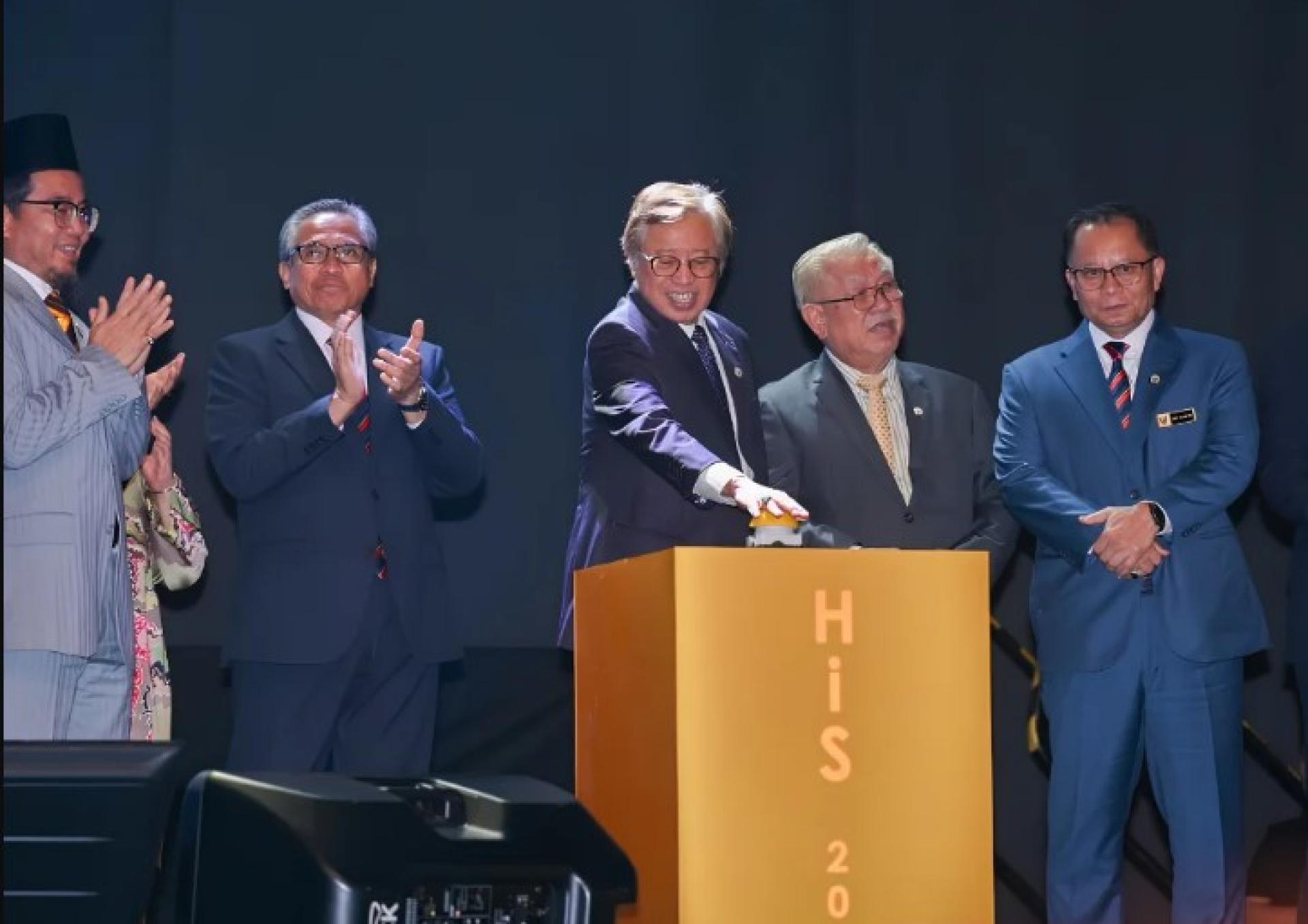 砂拉越总理拿督巴丁宜丹斯里阿邦佐哈里主持2026年廉正日庆典，其他贵宾在场见证。