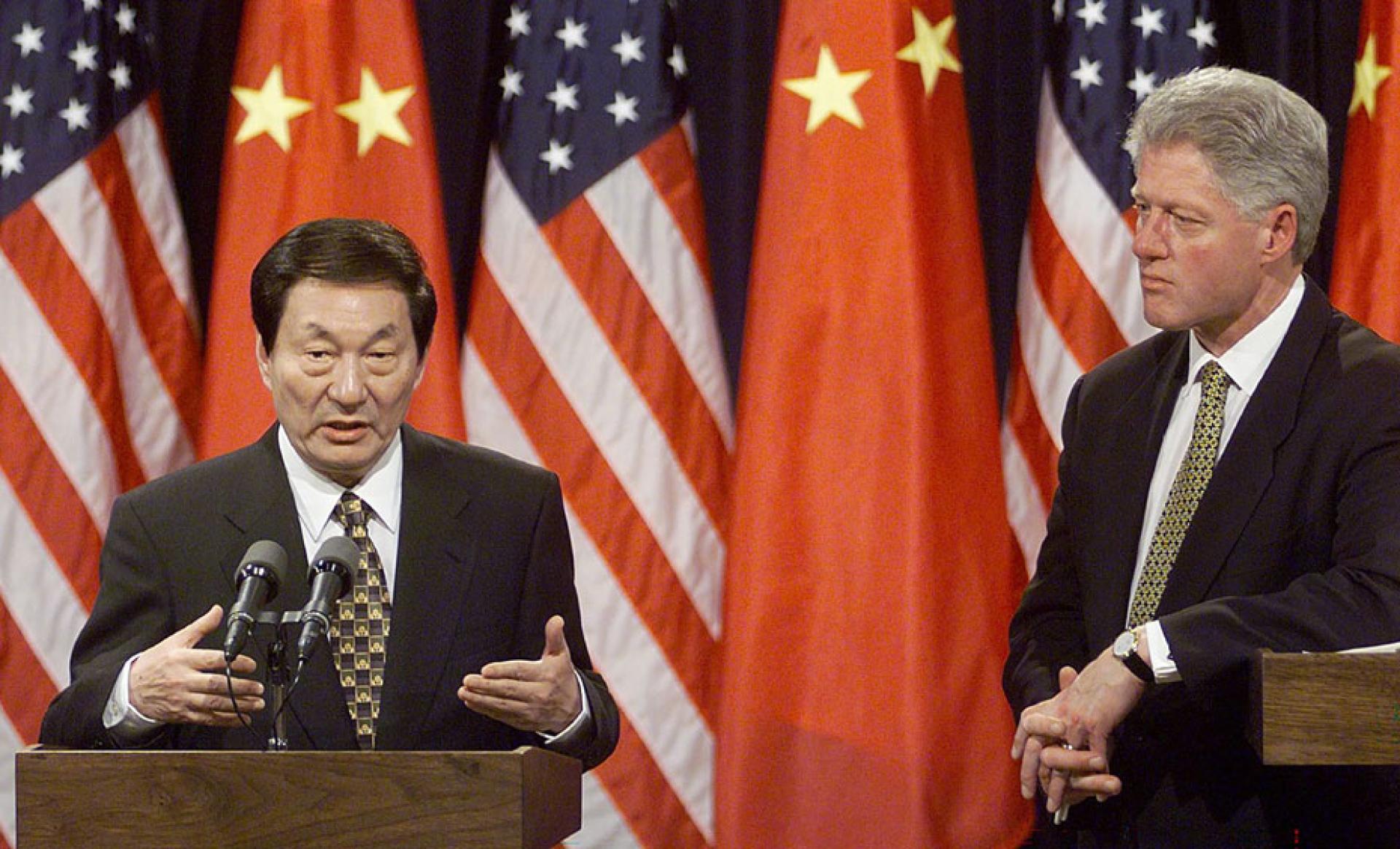 1999年谈及中美关系时，朱镕基说：“（美国总统）克林顿（右）不是讲了，中国只有20多件核武器，美国有6000多件，那你们怕什么呢？”