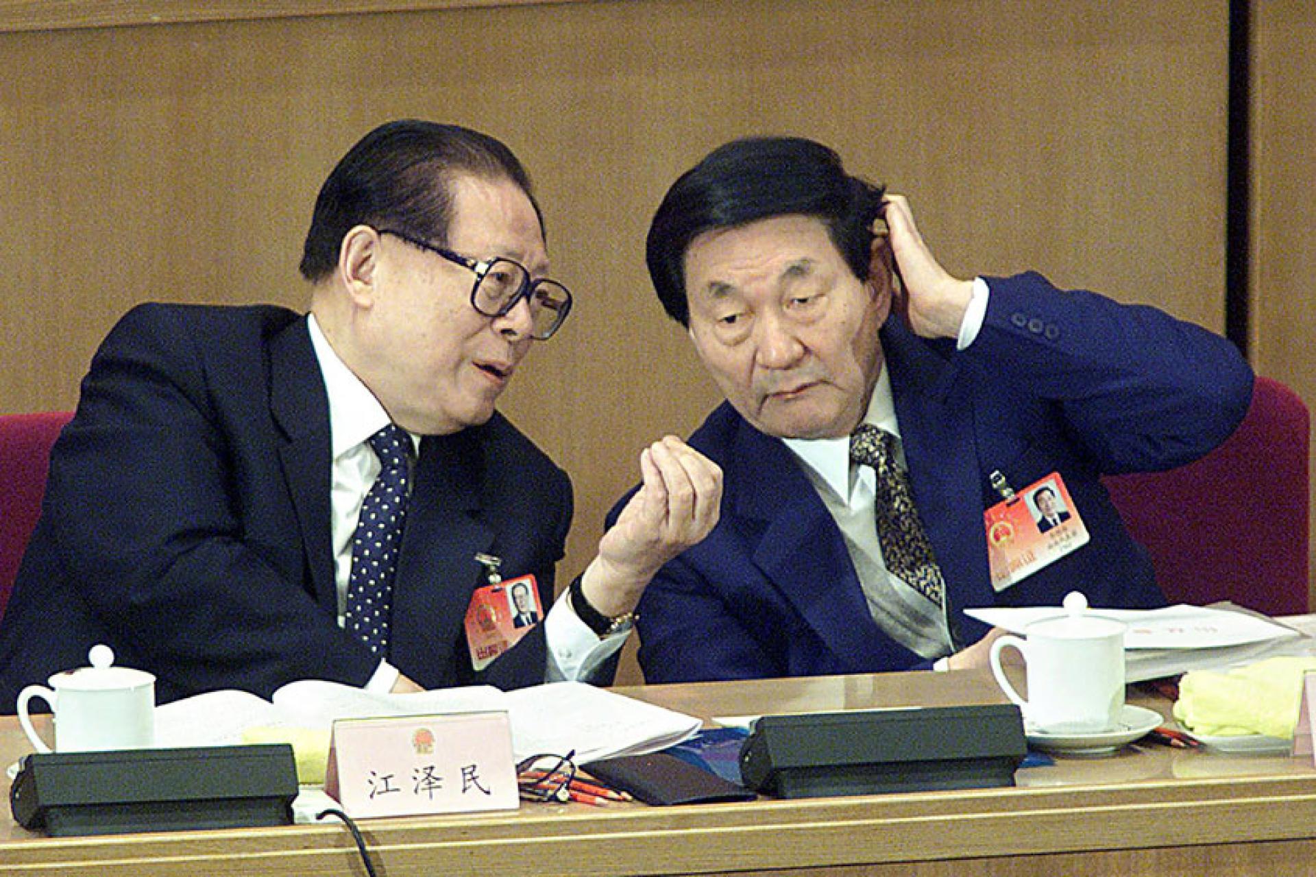 朱镕基与前国家主席江泽民（左）。