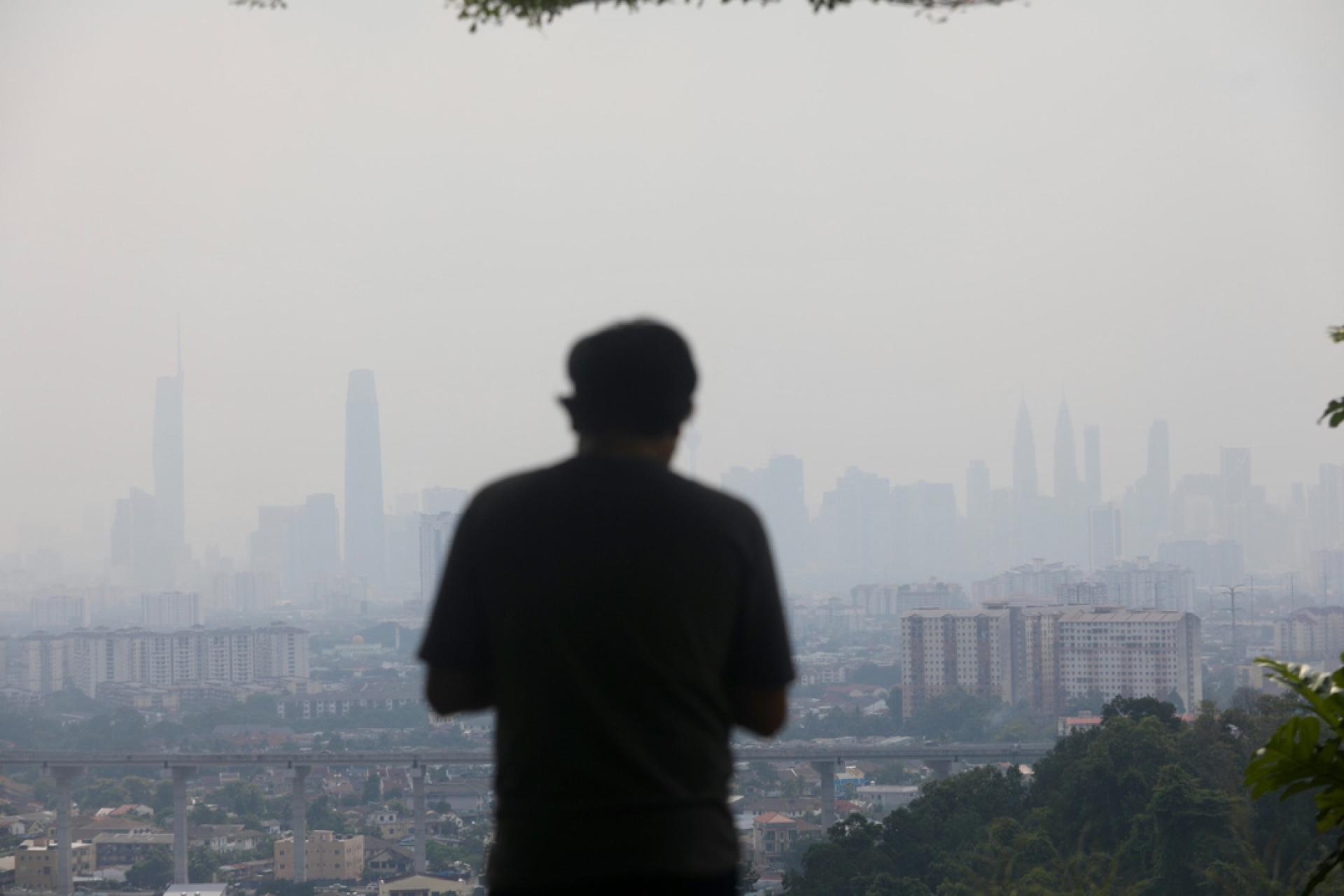 国内多个地区空气污染指数处于不健康水平，上空灰蒙蒙一片。图为吉隆坡市中心的情况。