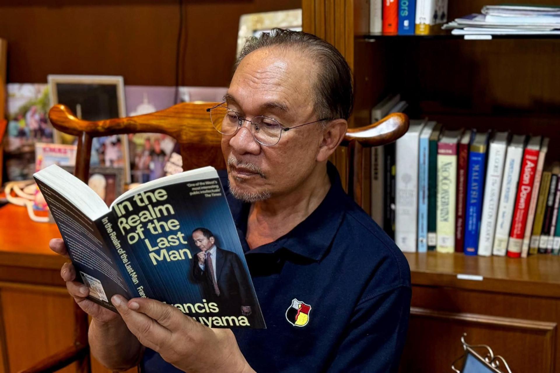 安华上载自己在阅读的照片，并附上“感谢上苍，回家”的文字，表示自己在进行手术后的两天，已经获准回家。