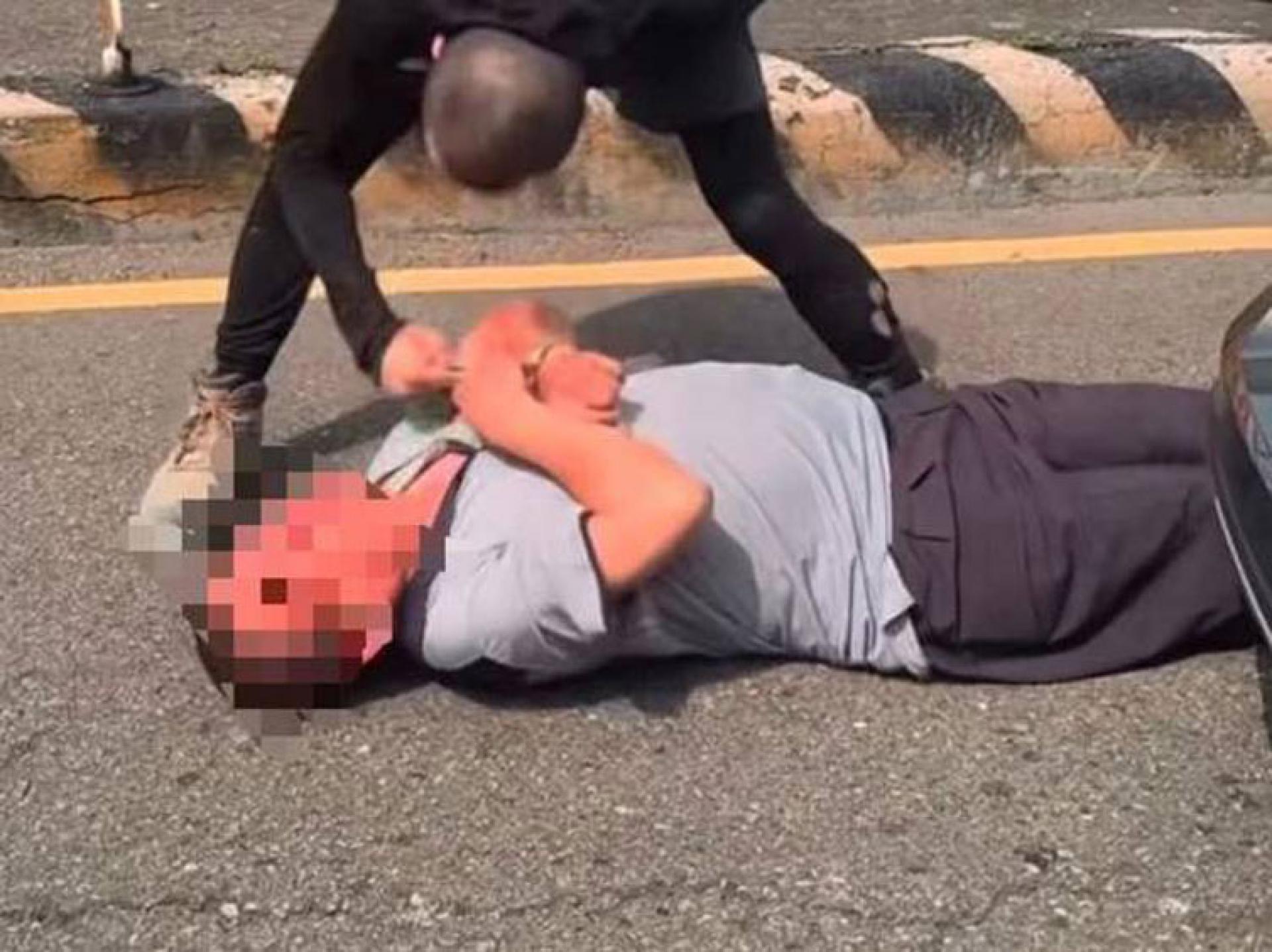 李姓阿伯（躺在地上）因行车纠纷上前理论，持刀割伤35岁叶男（黑衣），遭反击后倒地不起，送医抢救5天仍在11日不治。