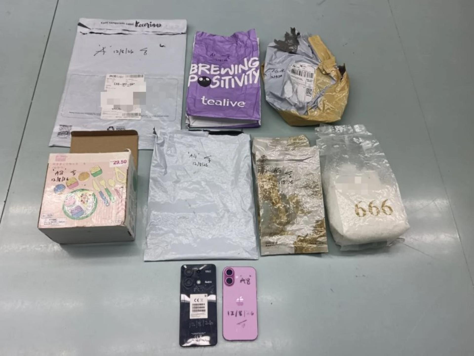 警方起获装有疑似冰毒的包裹及两部智能手机。