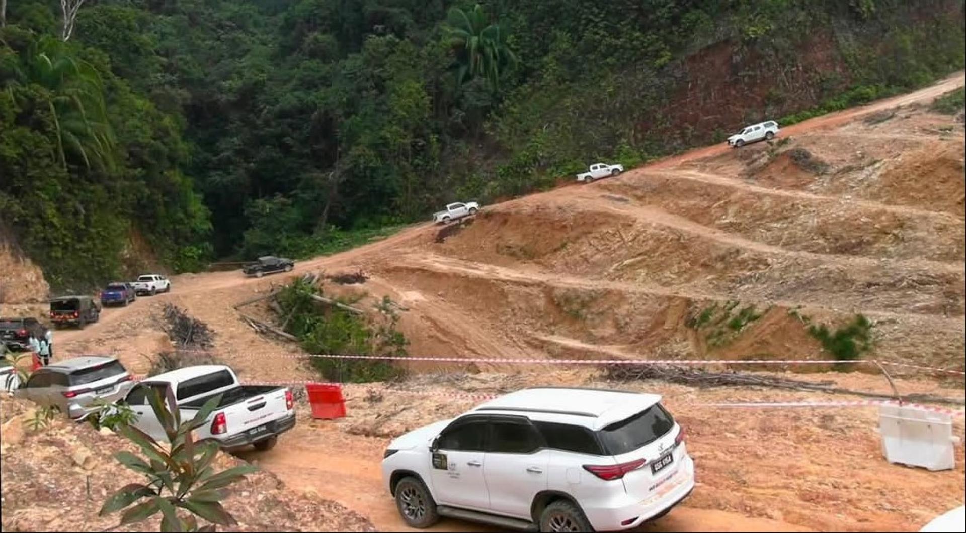 车辆行驶在乌鲁斯克朗道路上，参与砂拉越公共工程局XPDC 3.0考察行程。