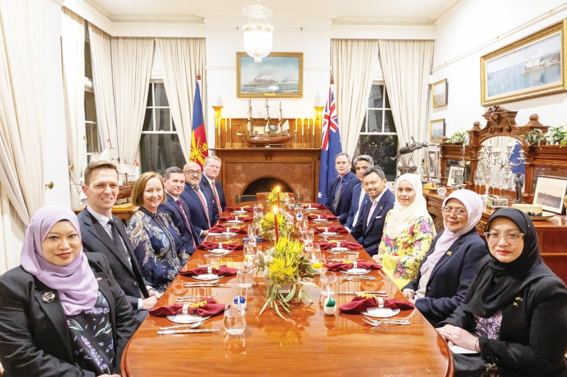 首相署高级部长皇太子阿穆达迪毕比拉与太子妃 沙拉出席晚宴