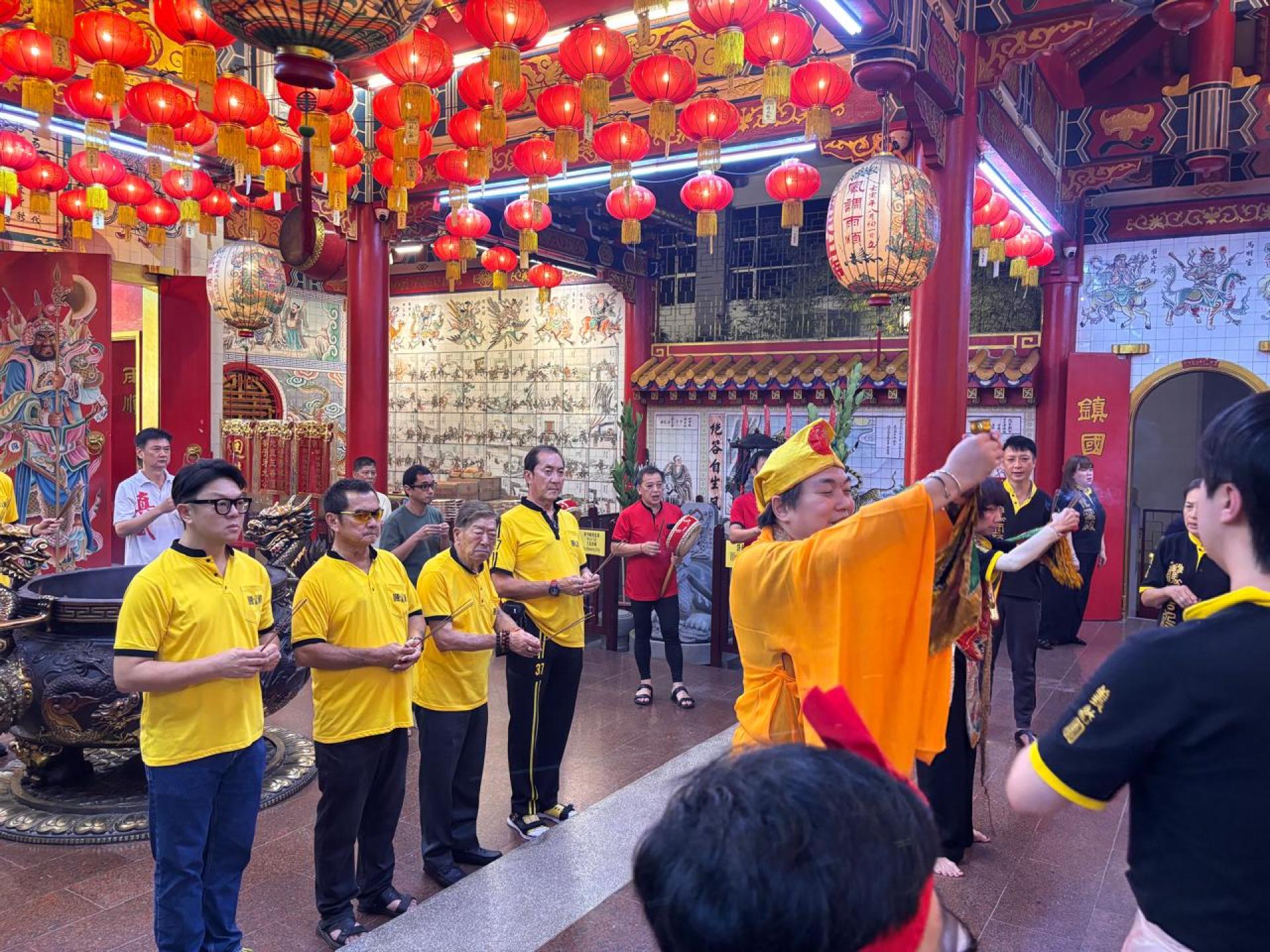 李永贞董事长与该殿董事拜祭