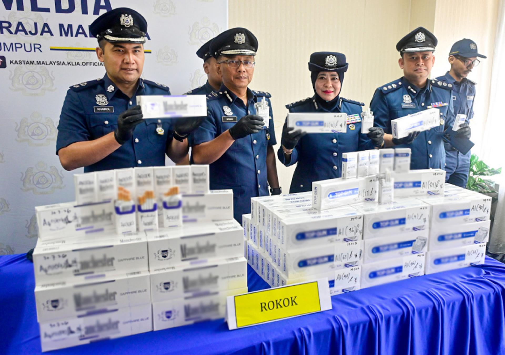 阿丝芭丽娜（中）等人出示部分私烟。