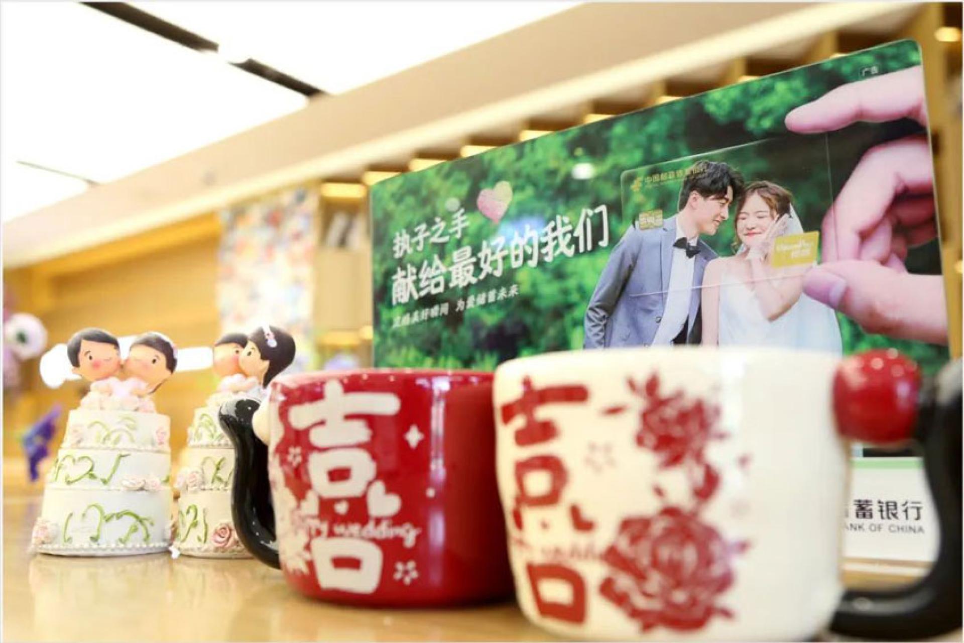 中国人领结婚证不用再跑民政局，走进银行网点就能顺便把人生大事办了！