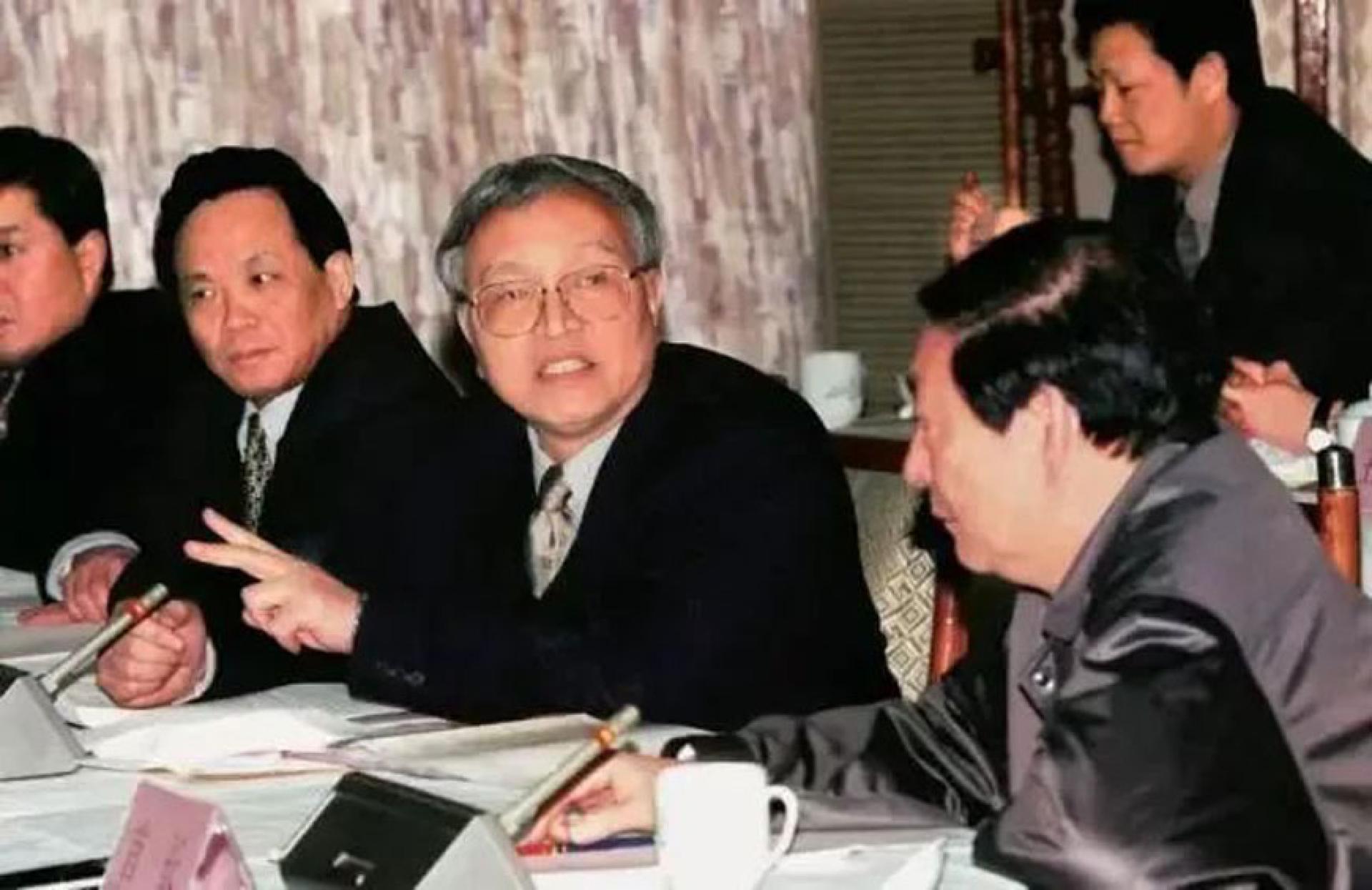 张国宝（右二）与朱镕基（右一）。