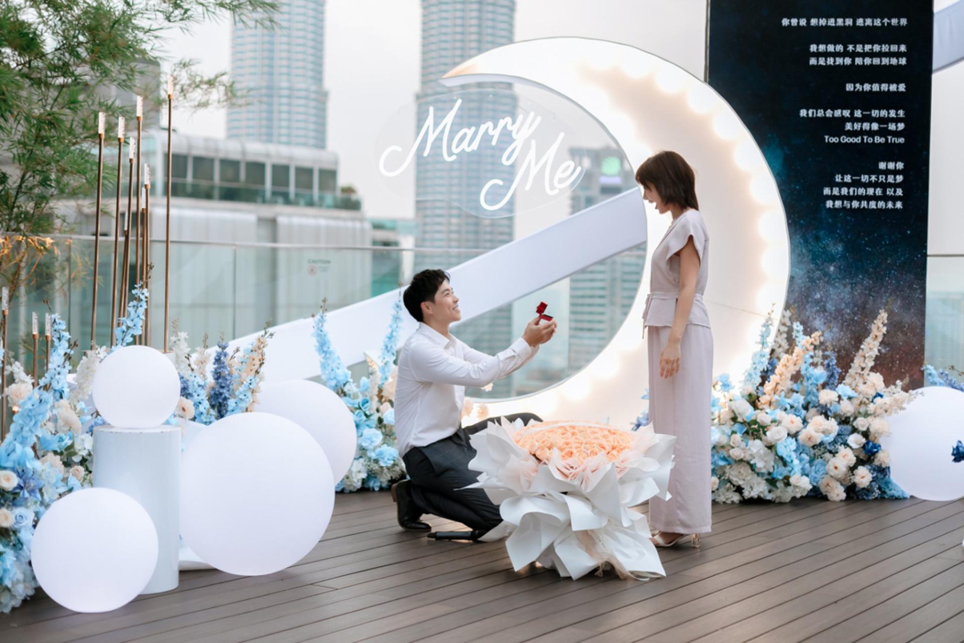 郭晓东（左）单膝跪地、拿出戒指向女友Quennie浪漫求婚，Quennie当场又惊又喜。