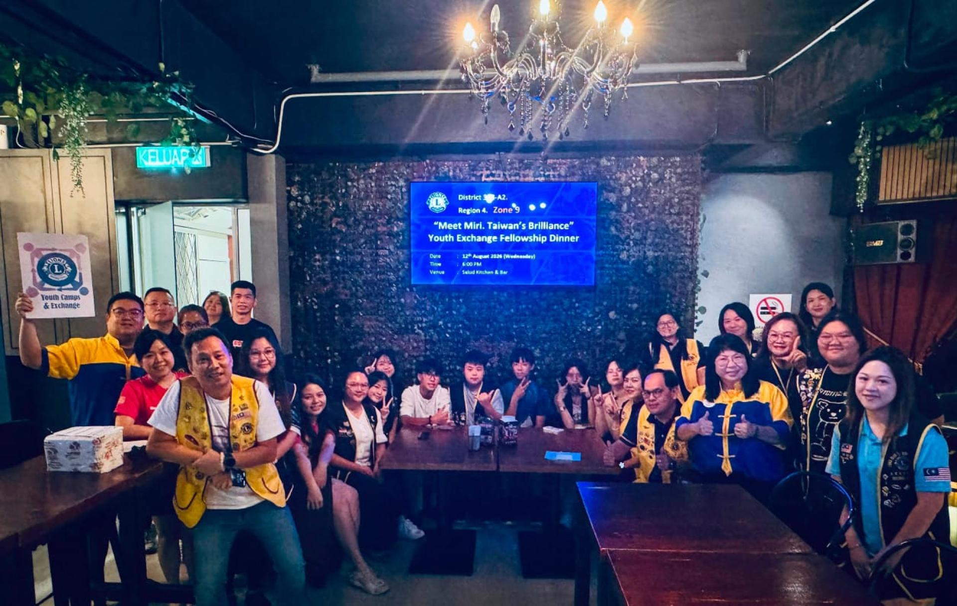 国际狮子会308A2区第四专区第9分区狮子会成员与台湾幼狮合影。
