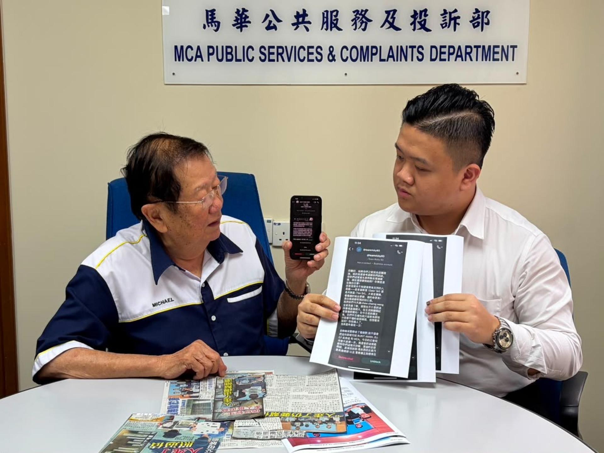 张天赐与死者双亲的代表律师赵衍哲律师商讨案情进度。