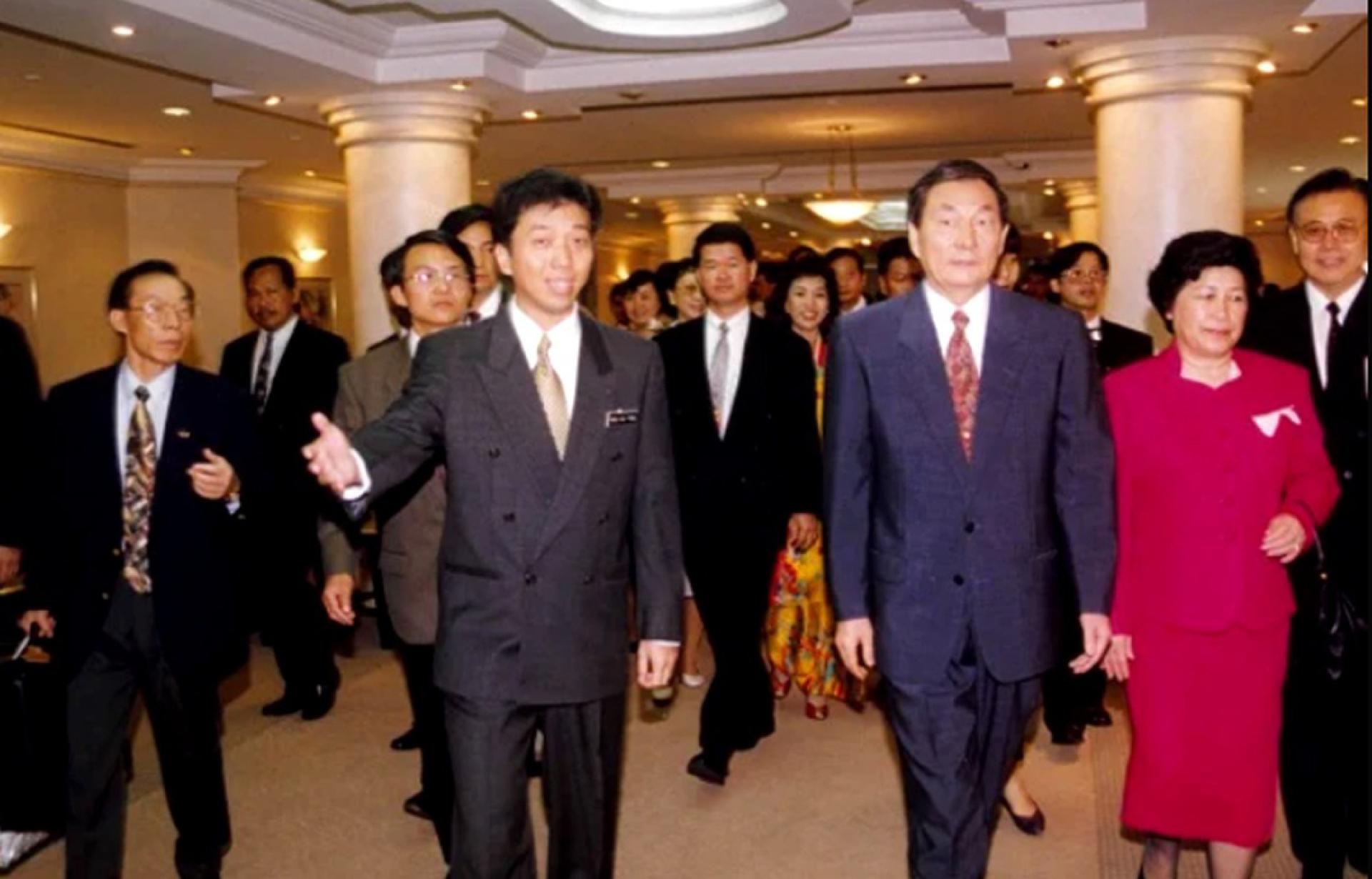 朱镕基（前排右2）1996年访马期间，黄家定被任命为“侍从部长”（前排左）负责接待朱镕基与中国代表团，使两人结下深厚情缘。（档案照）
