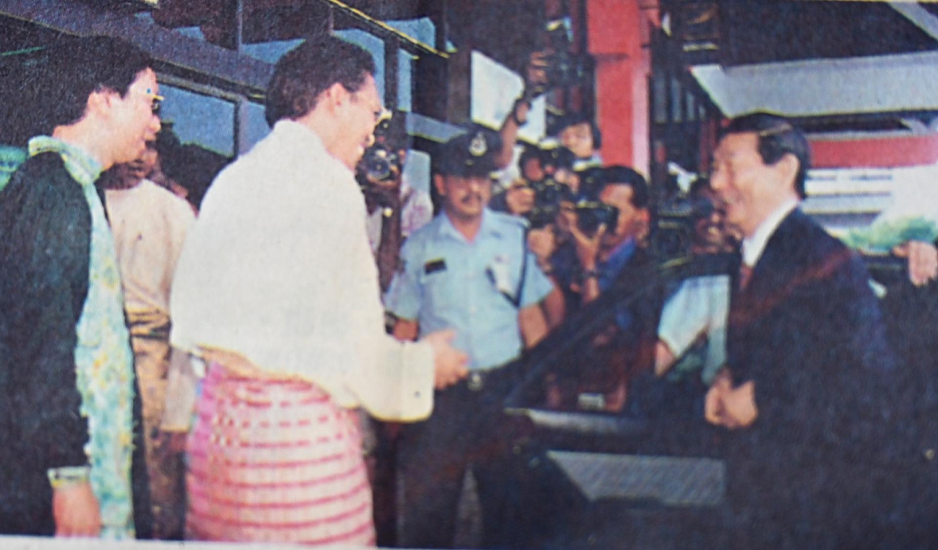 时任副首相安华在出席当天在槟举行的槟州巫统大会前，特意到机场送行，与其握手道别。（档案照）