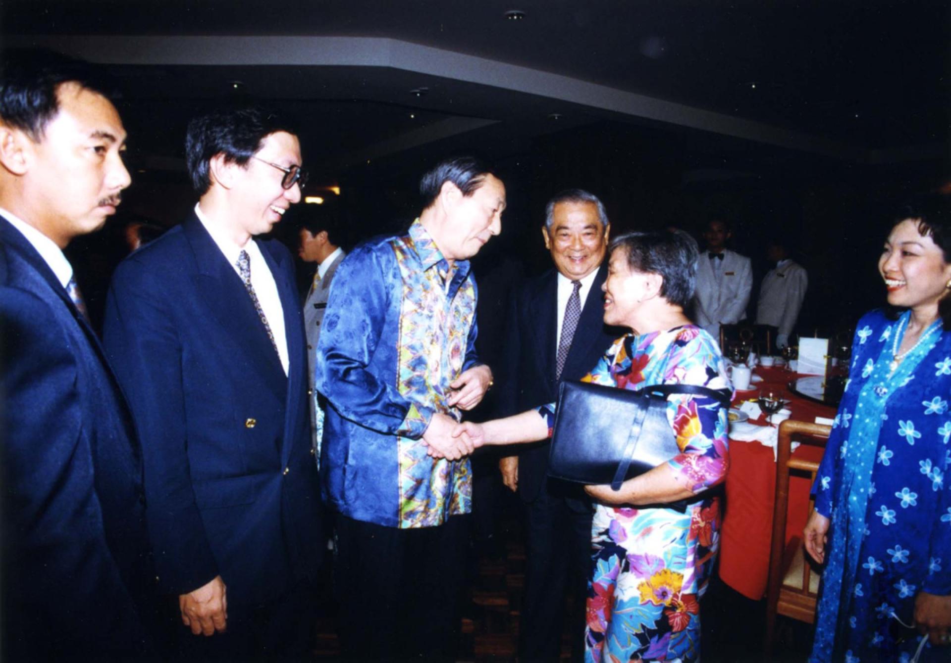 朱镕基（左3）在1996年5月26日率团走访槟城，参观了摩多罗拉电子厂、直落巴巷蝴蝶公园及大水坝工程、植物园、槟城大桥、康华丽堡和游览城市。图为他抵达时，受已故敦林苍祐（右3）及（左2）时任槟州首长许子根欢迎。（档案照）