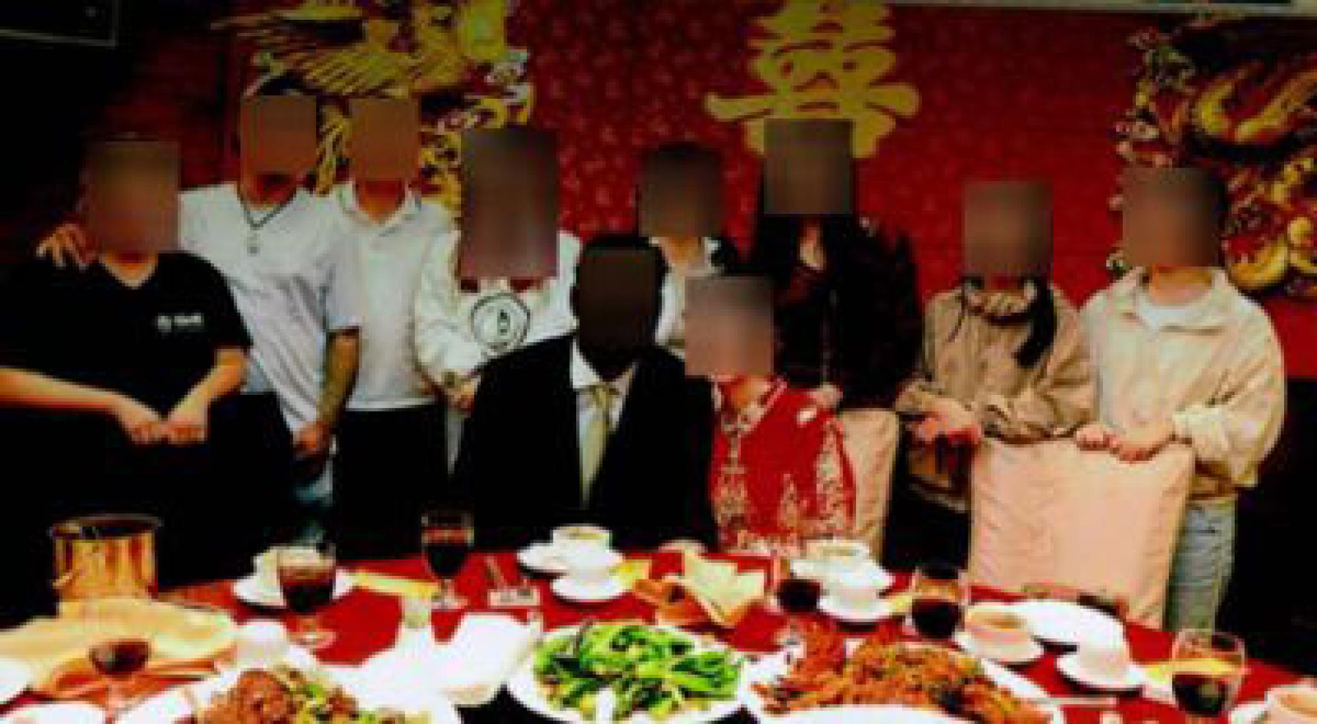 美国司法部起诉11人，指控他们在10多年间策划逾1000起假结婚，协助主要来自中国的外籍人士骗取美国绿卡。图为起诉书所附的假结婚宴会照片。（取自美国司法部网站）