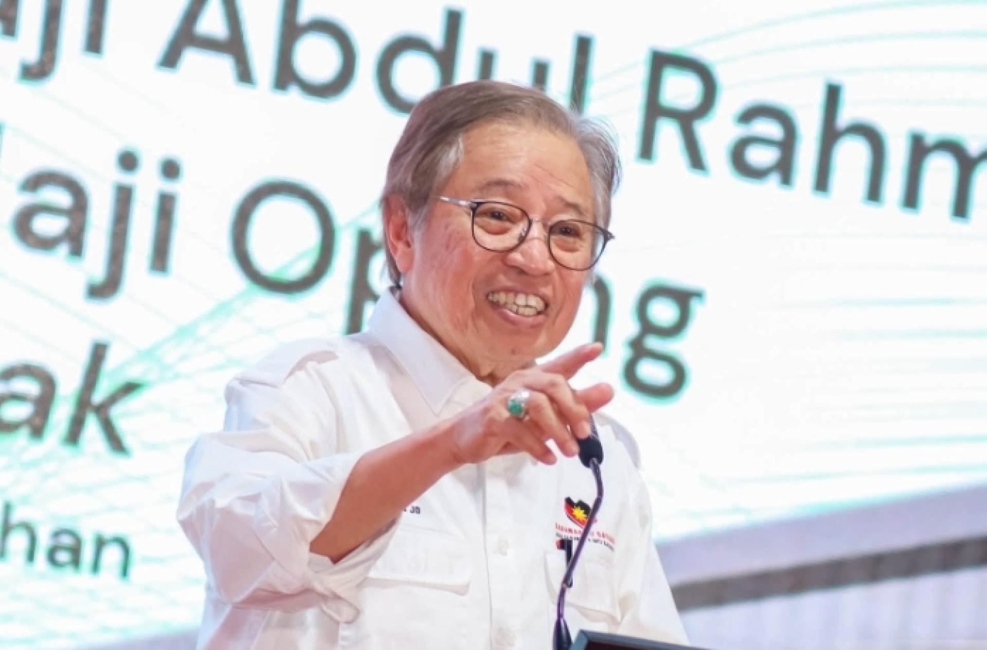 总理阿邦佐哈里致词时影。