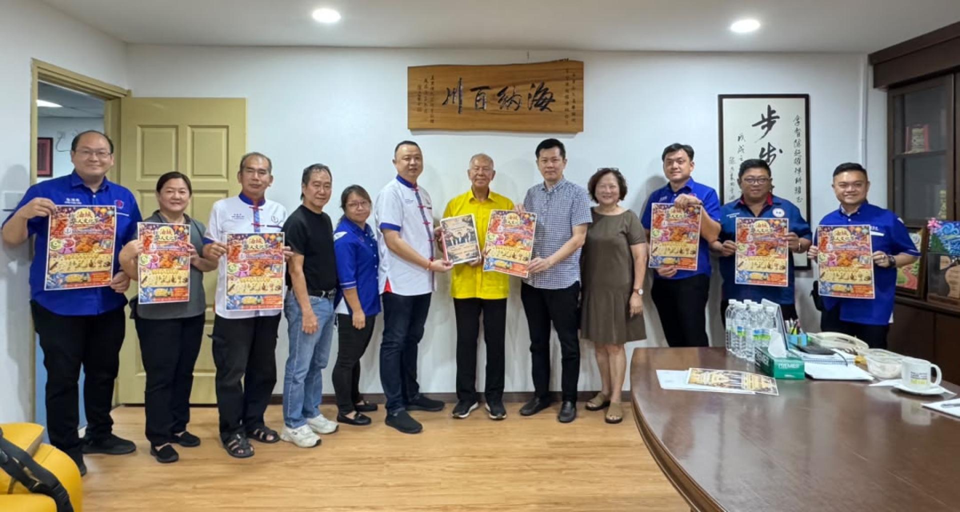 美里华总青年团署理团长许伟强（左6）移交拿督陈超耀杯北砂中小学华语相声赛邀请函予砂旅游部副部长拿督陈超耀。