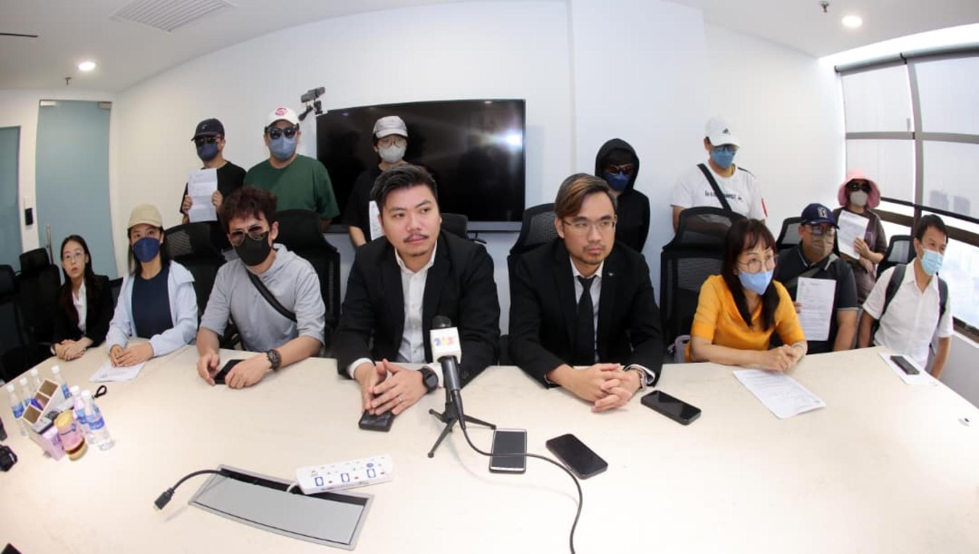 余健忠（坐者右2起）与杨子华陪同多名事主召开记者会。