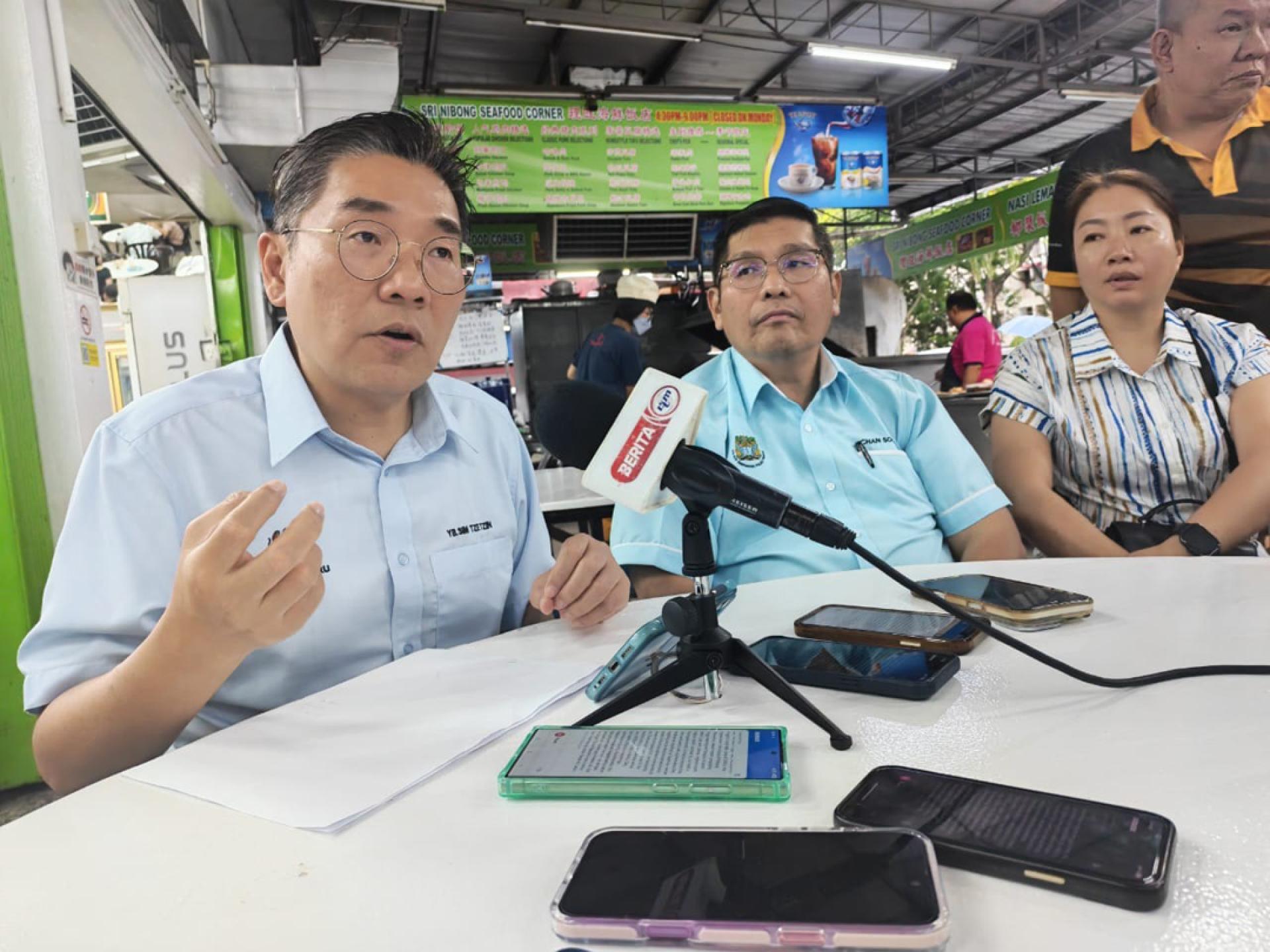 沈志勤在记者会发表谈话。