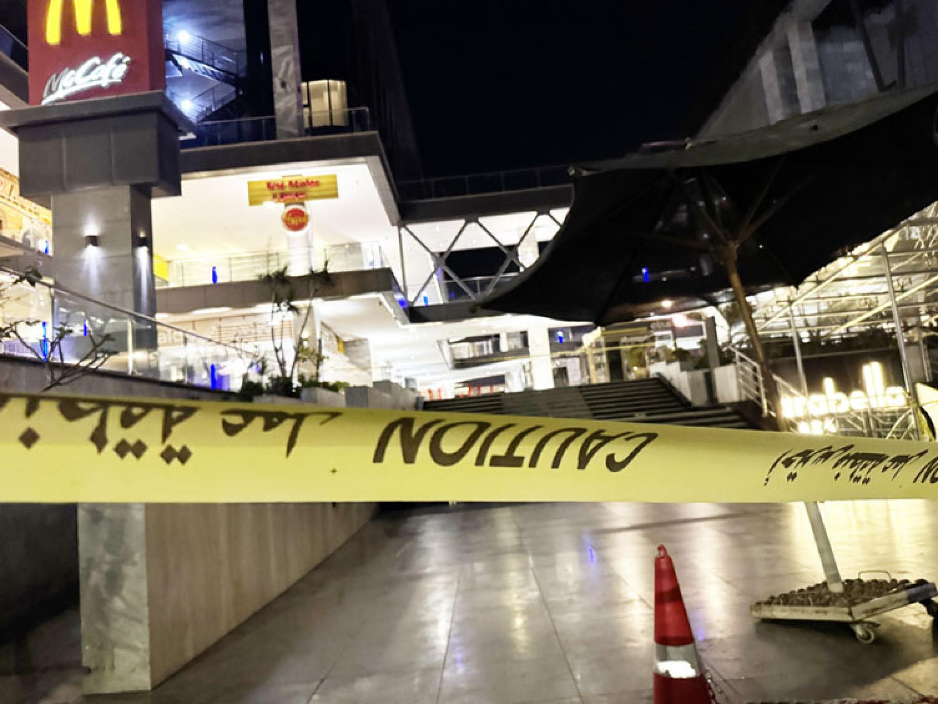 警方在发生爆炸事故的购物中心周围拉起封锁线。（图：新华社）