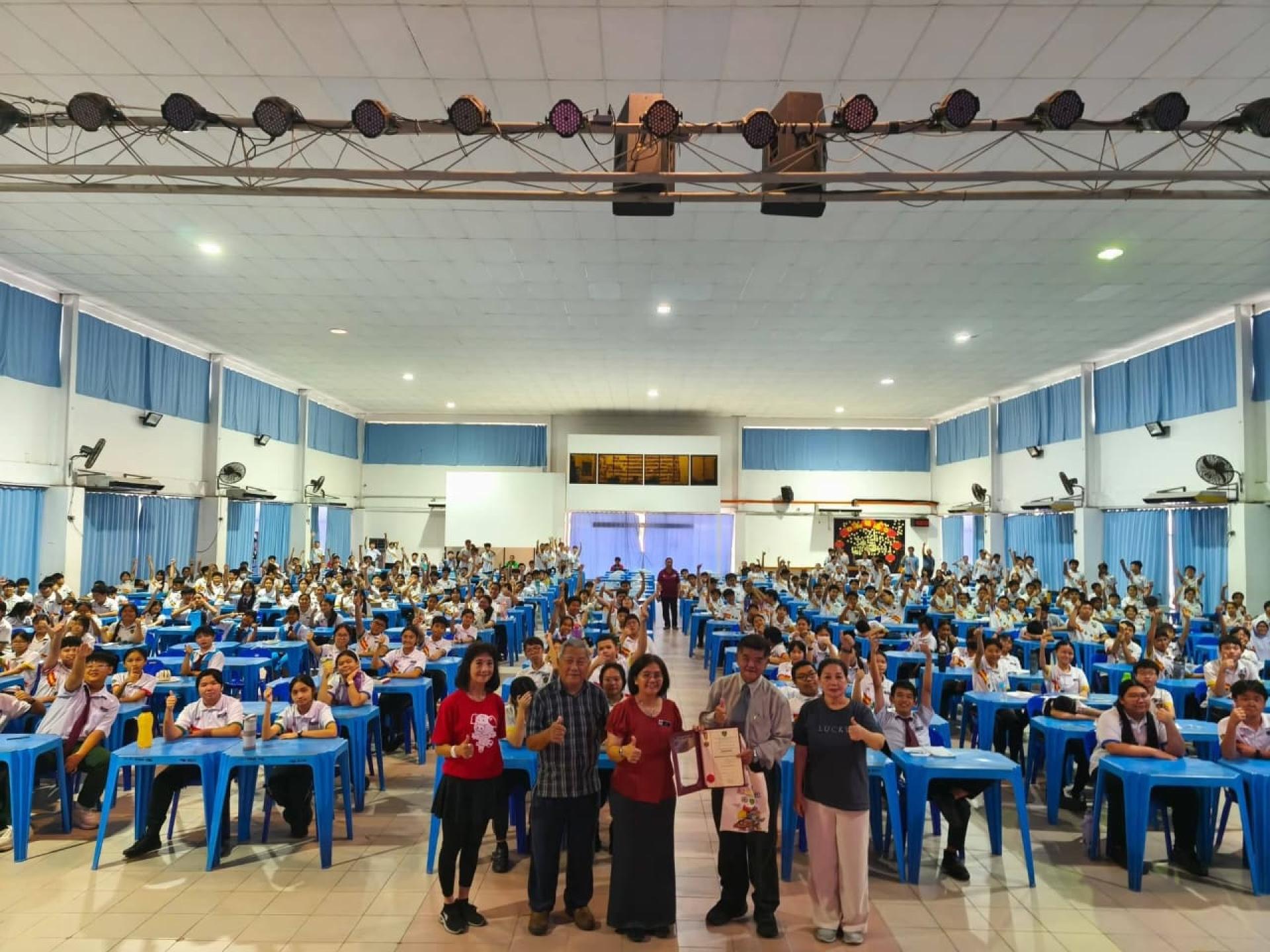 美里中华中学校长赖佳玲（左3）赠送感谢状给道德激励讲座主讲人陈俊明。