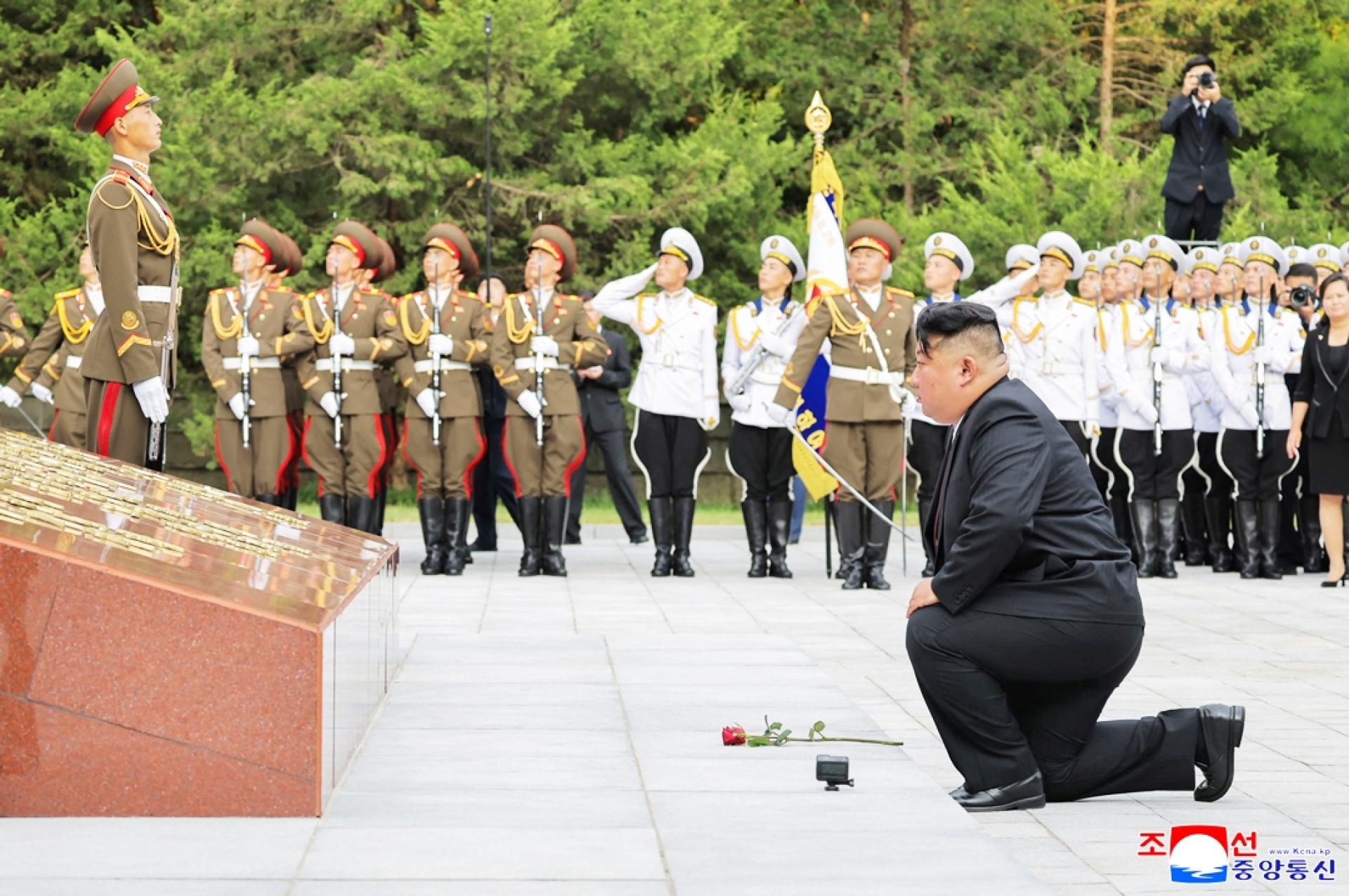 金正恩凭吊抗日革命烈士