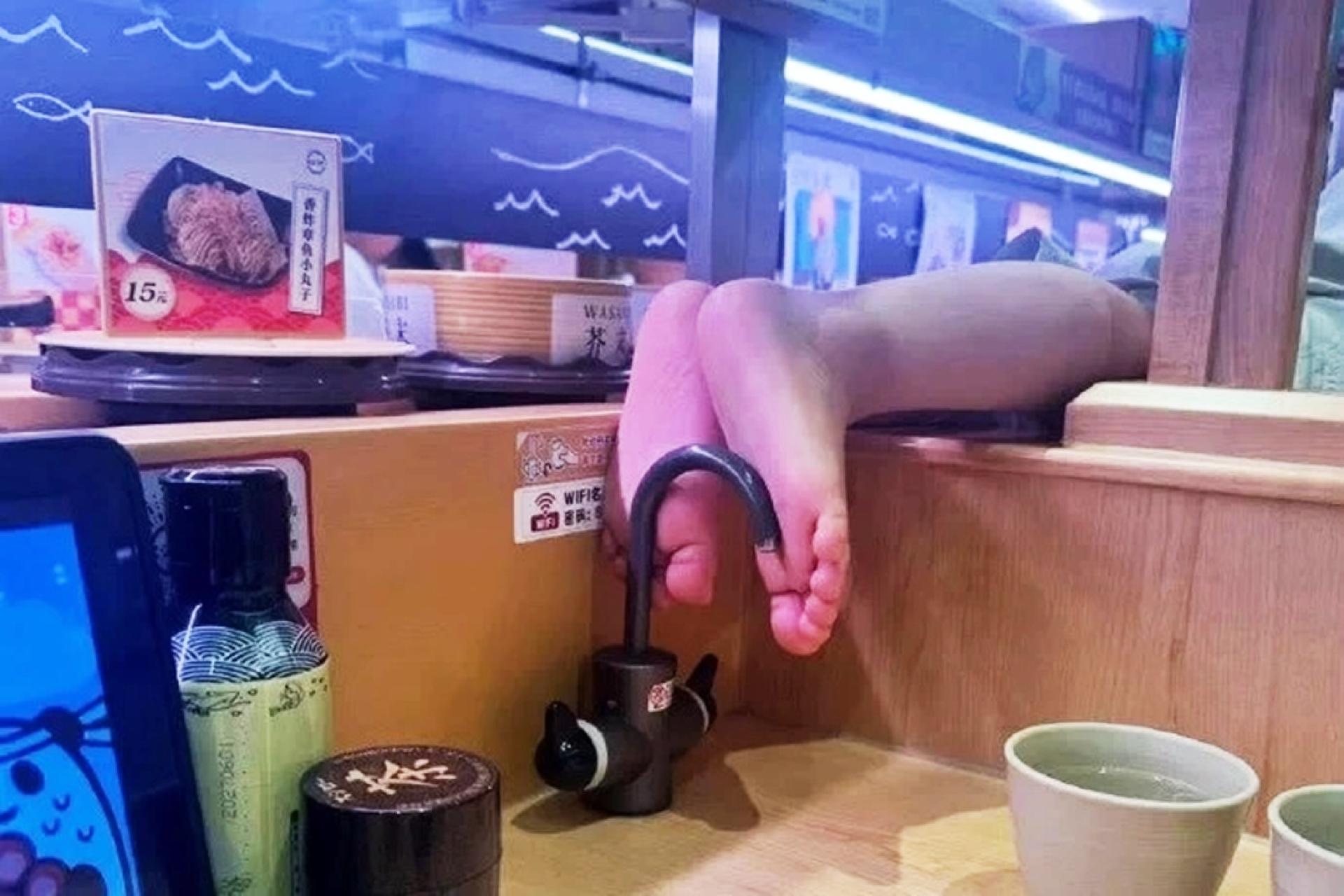男童双脚直接碰触提供饮水泡茶的水龙头，引发食品卫生疑虑。（图：微博）