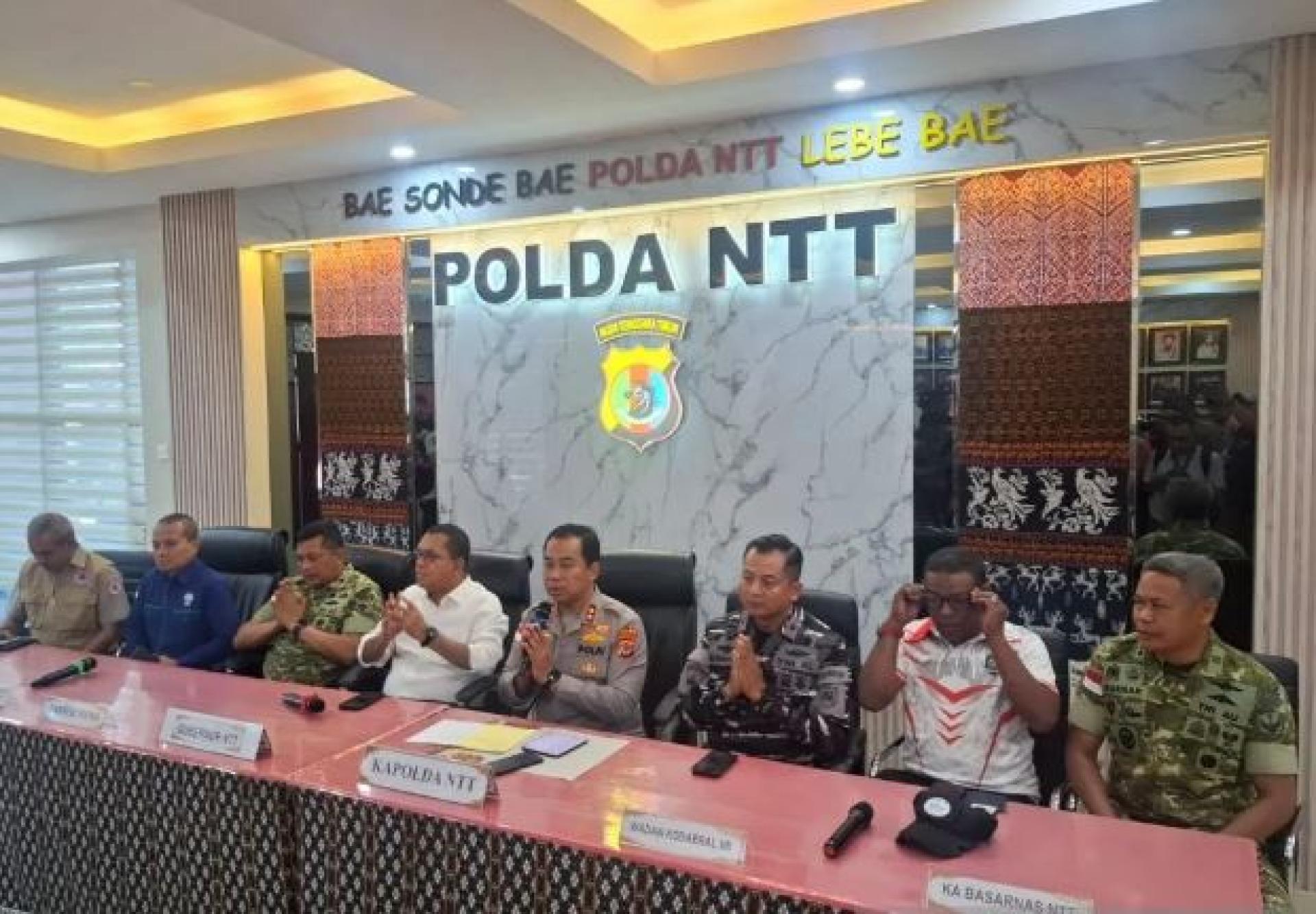相关部门就印度尼西亚弗洛勒斯岛地区发生的强震召开新闻发布会，向公众及媒体通报最新伤亡数据、受灾损失情况以及紧急救援与物资调度进展。