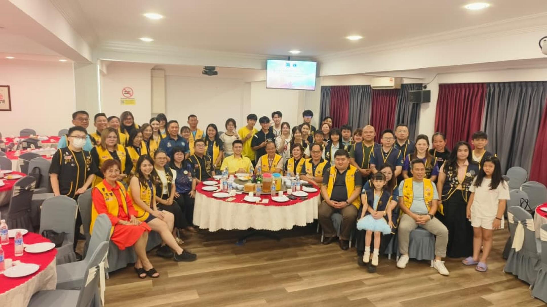 国际狮子会308A2区第4专区第9分区及第10分区与4名台湾幼狮及领养家庭成员在美里欢送宴上合影。