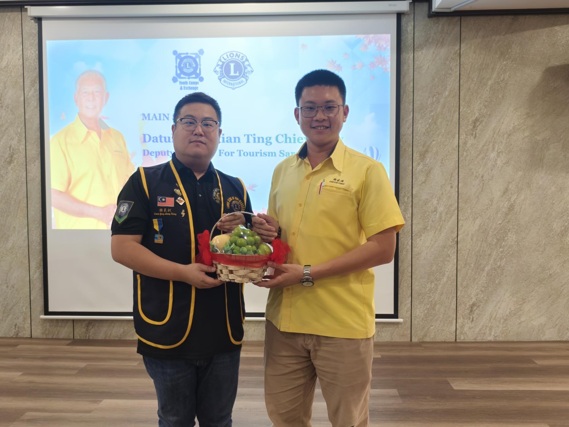 国际狮子会308A2区第四专区主席杨良权（左）赠送水果篮予晚宴赞助人陈超耀，由代表谢家洪接领。