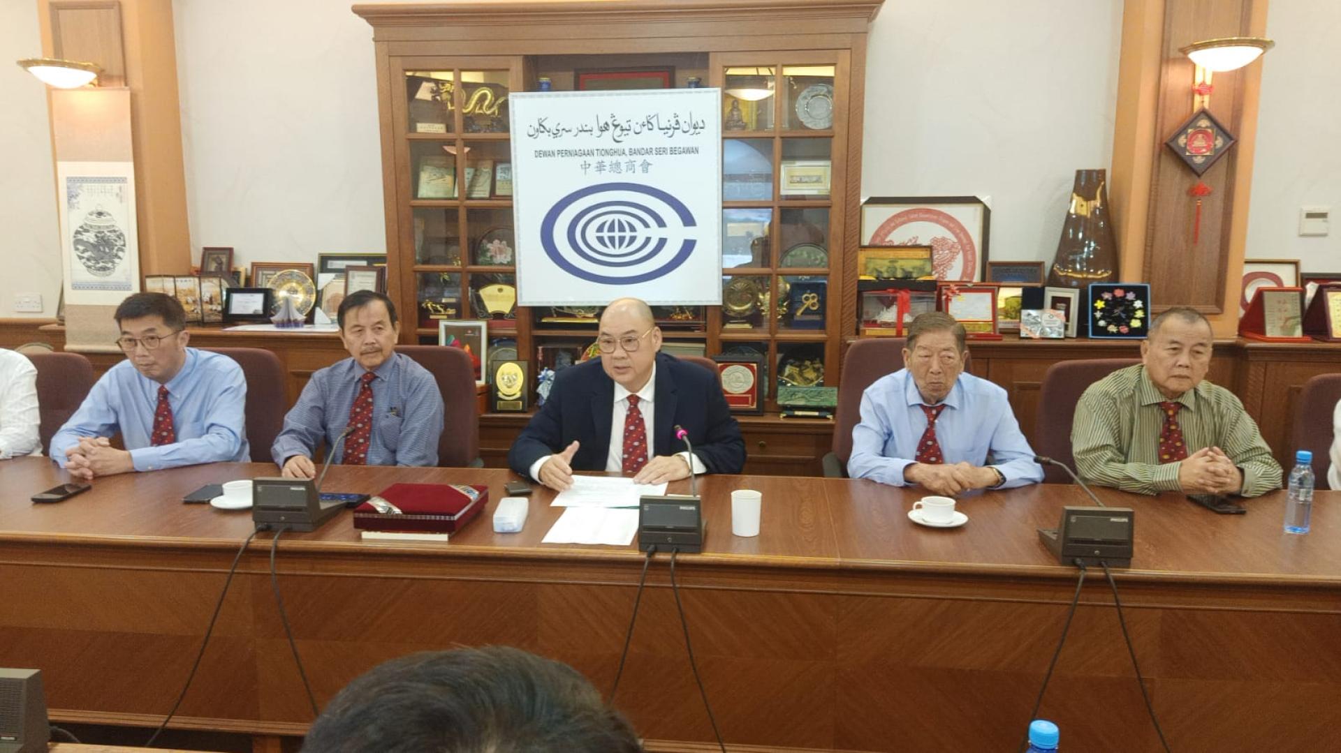 斯市中华总商会会长林汉璋在招待会上致词