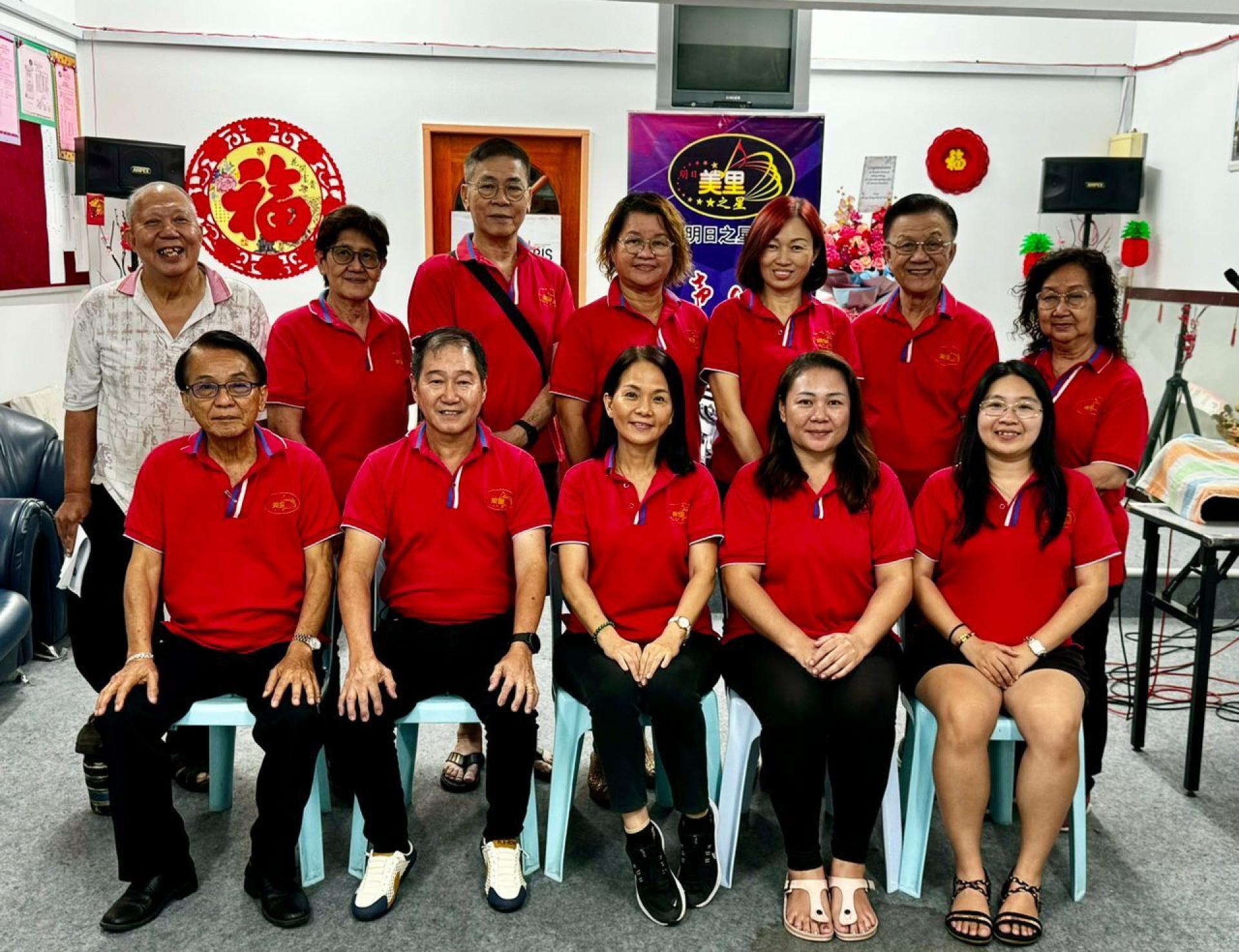 新届理事选举委员会合影。中间为委员会主席赖秀瑛。