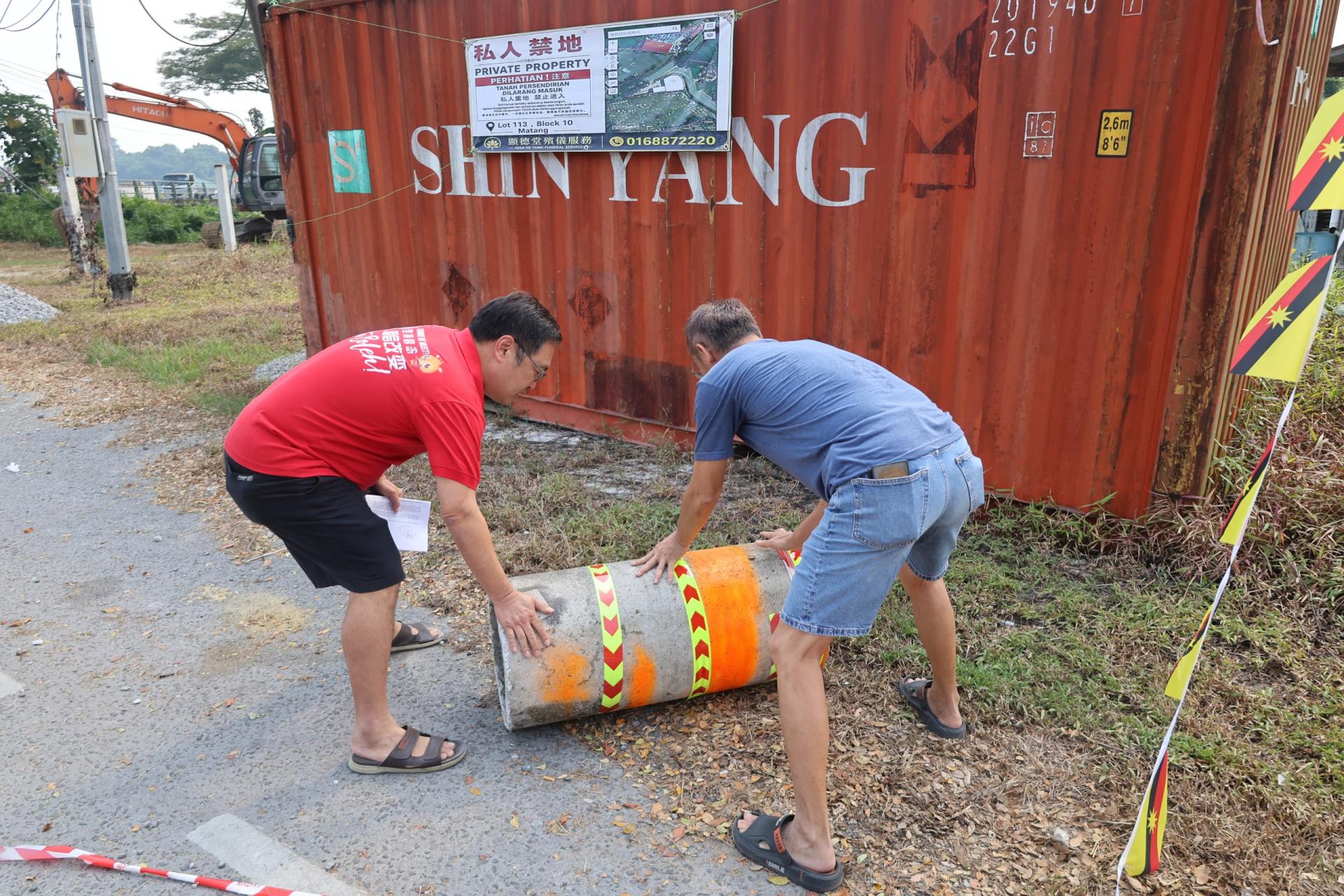 张健仁与地主共同协助将路障移除，恢复原本的道路同行。