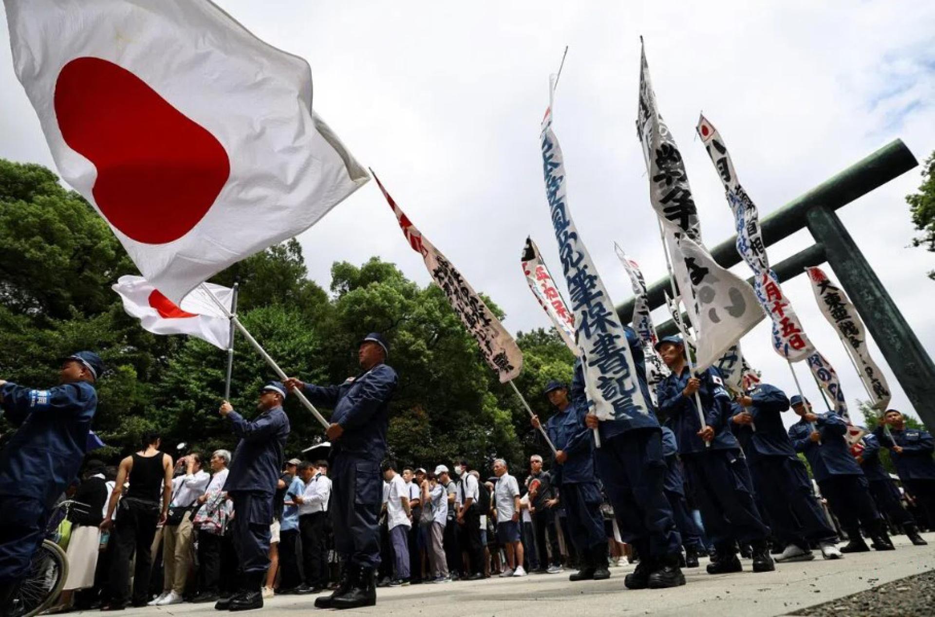 日本右翼人士星期六（8月15日）在靖国神社高举旗帜和标语。